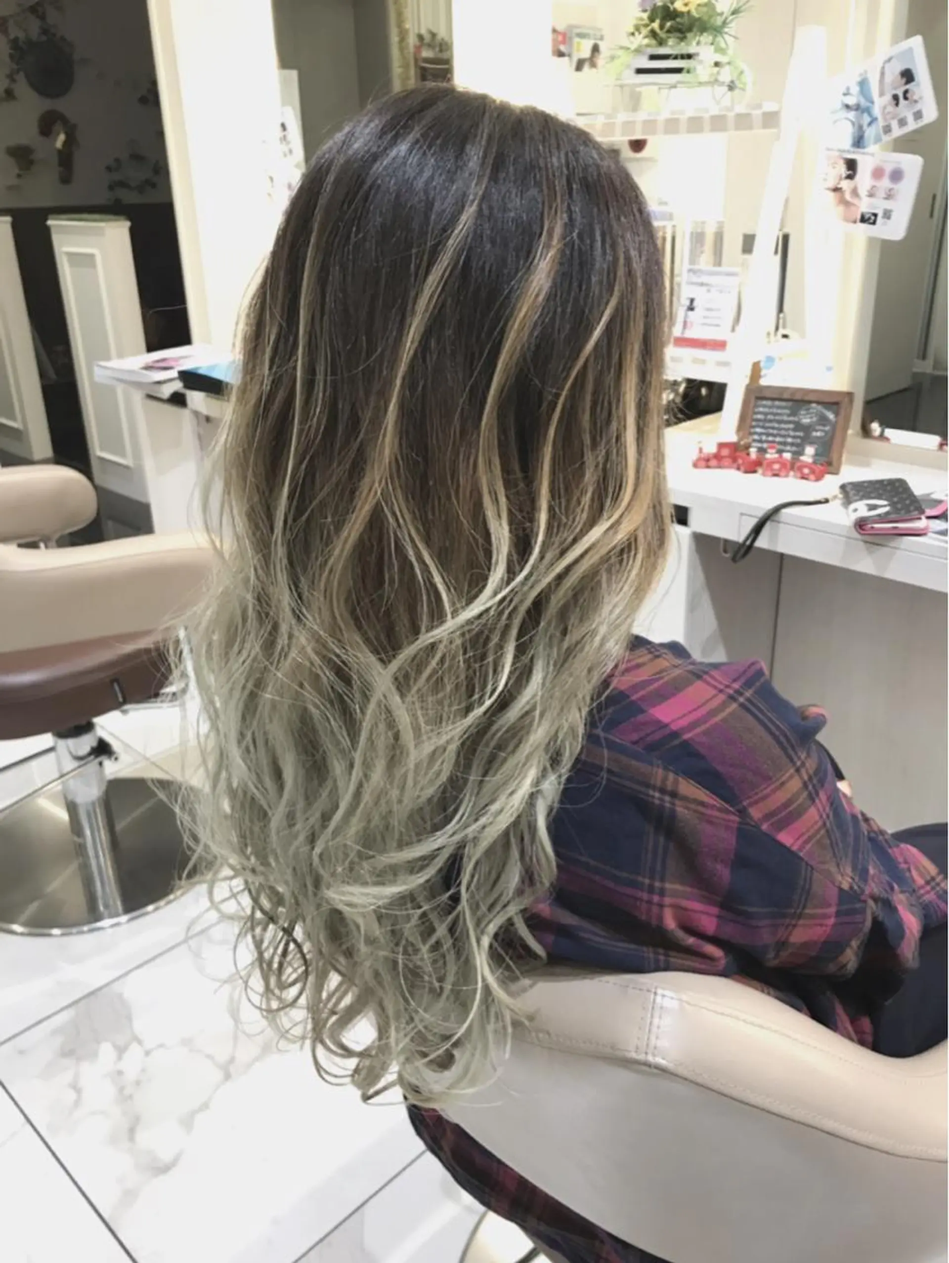 ロング カラー バレイヤージュ ベージュカラー グラデーションカラー ハイライトカラー ホワイトベージュ 山崎俊輔/髪質改善 /バレイヤージュのヘアスタイル
