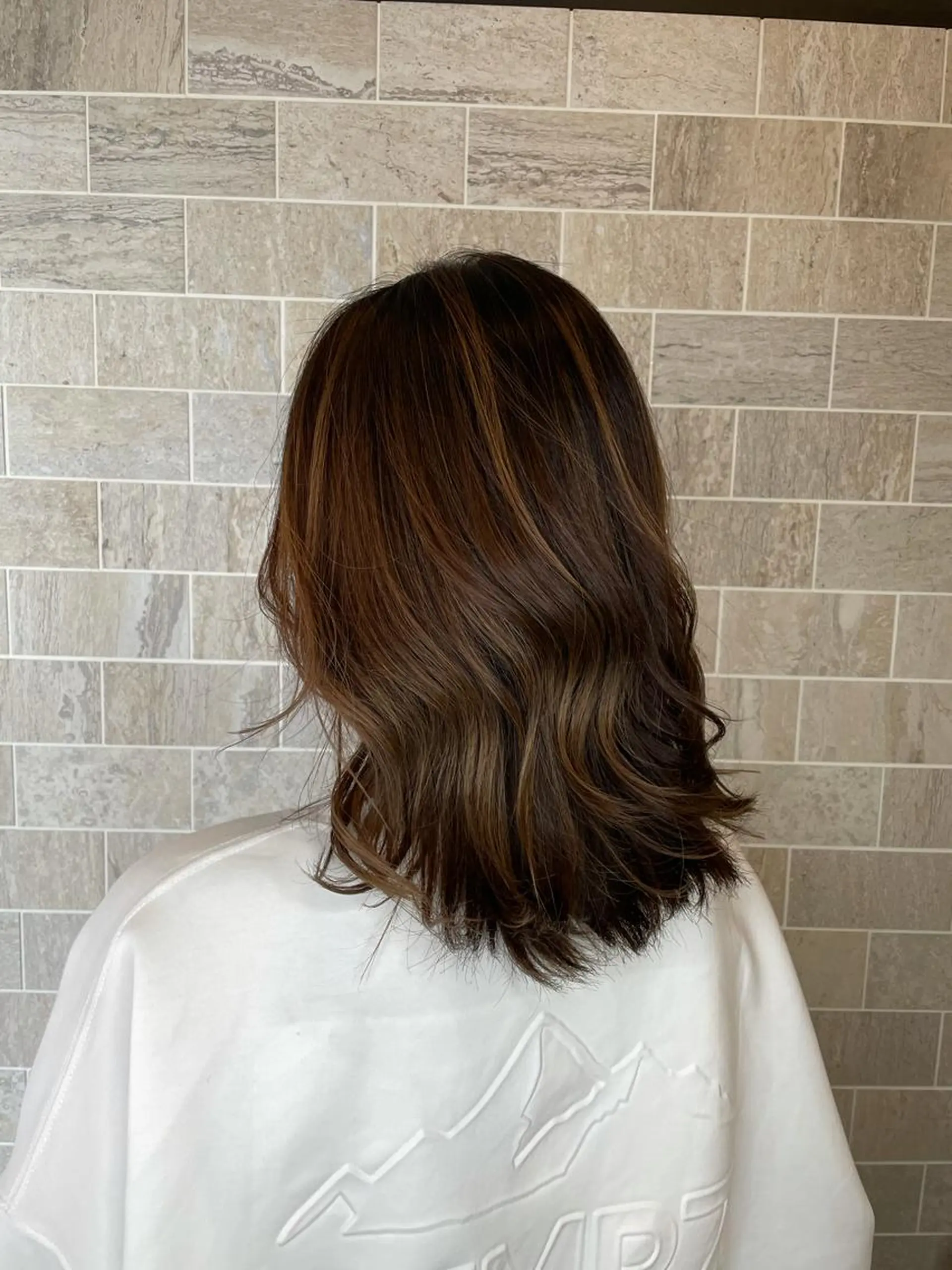 セミロング ブリーチ毛矯正.髪質 改善.髪にドラマをのヘアスタイル