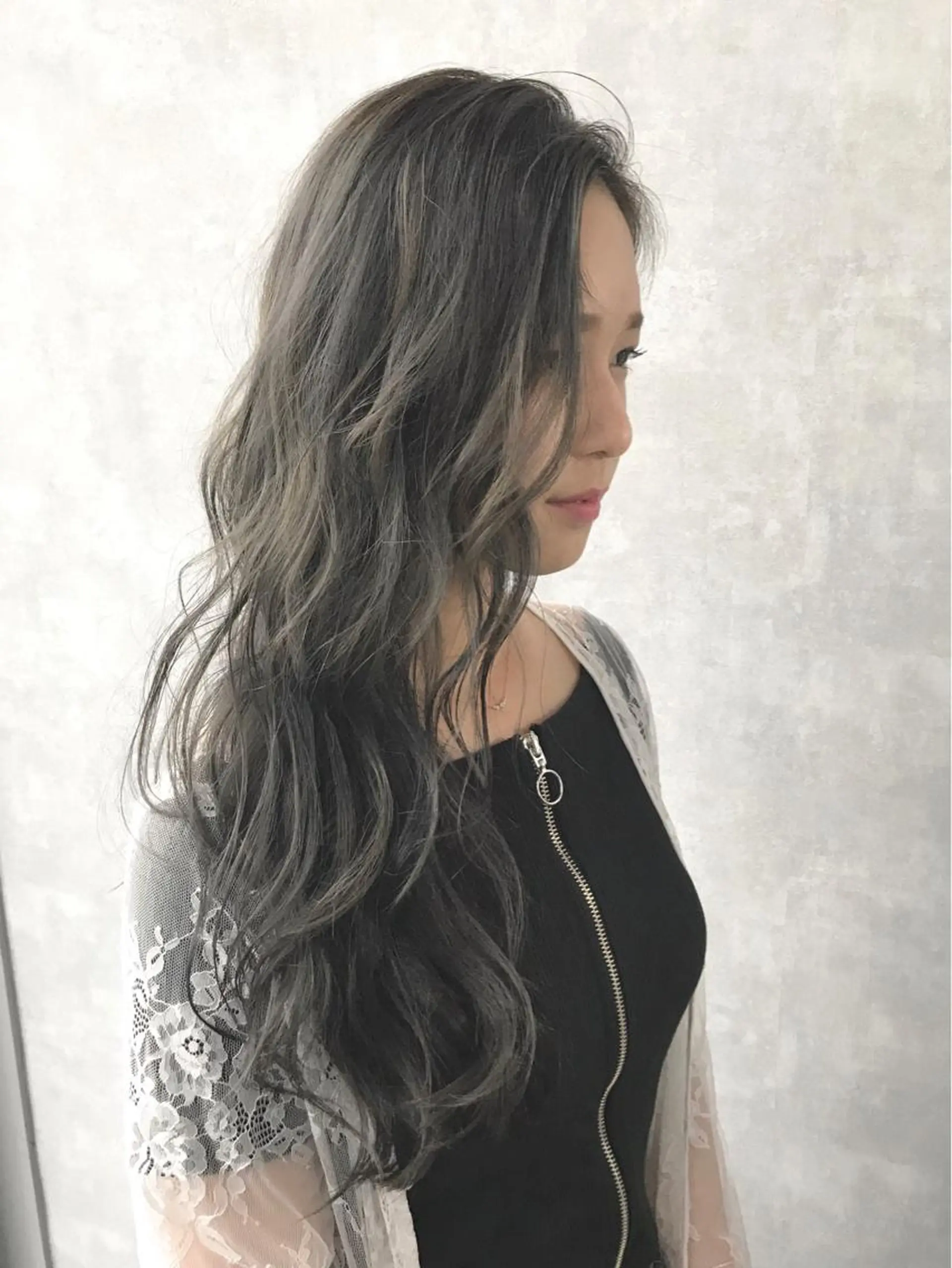 ロング カラー ハイライトカラー ハイライト TOMOYAレイヤー ブリーチ縮毛矯正のヘアスタイル