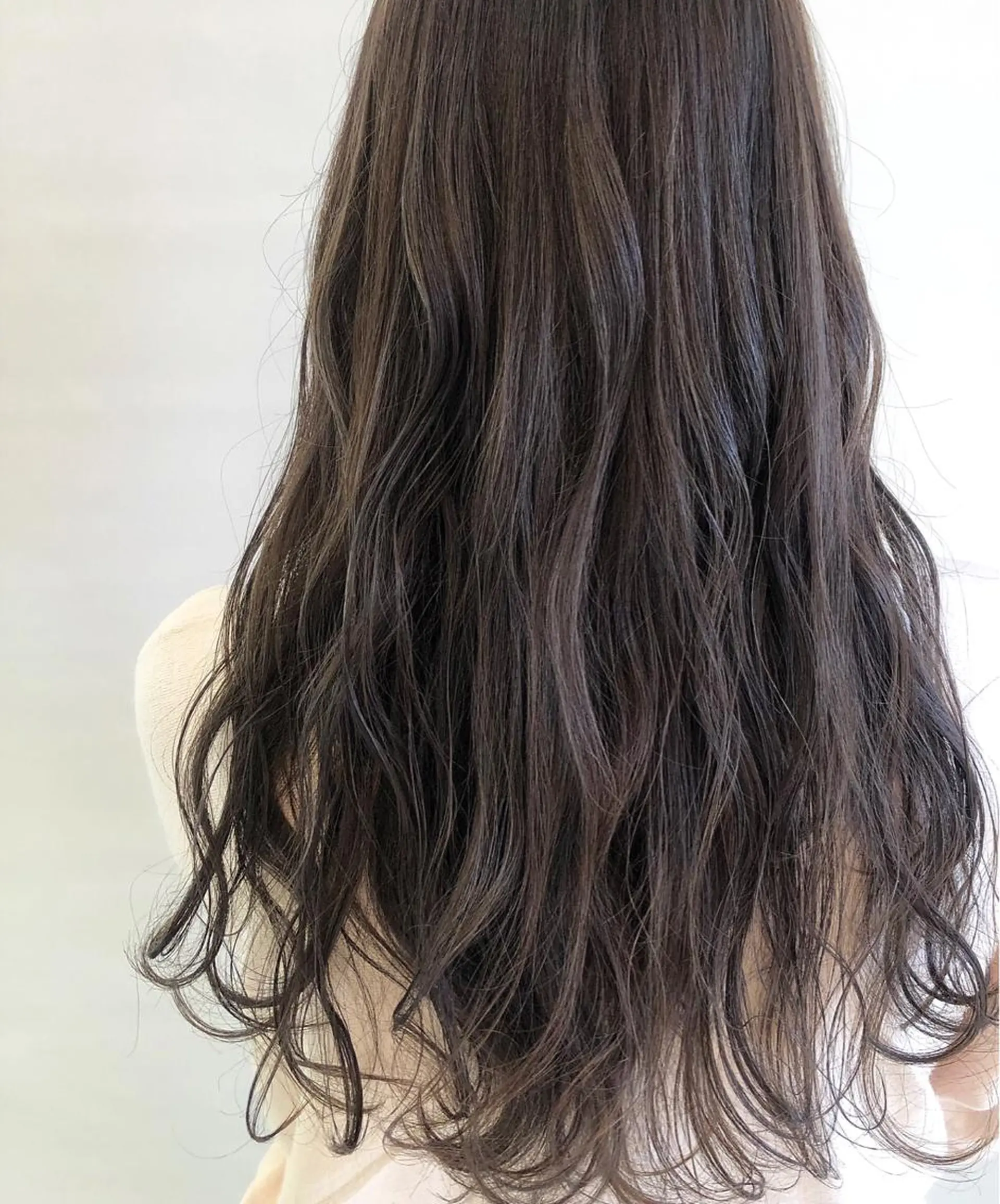 ロング カラー グレージュ ハイライトカラー ハイライト カット ヘアカラー 齋藤 咲のヘアスタイル