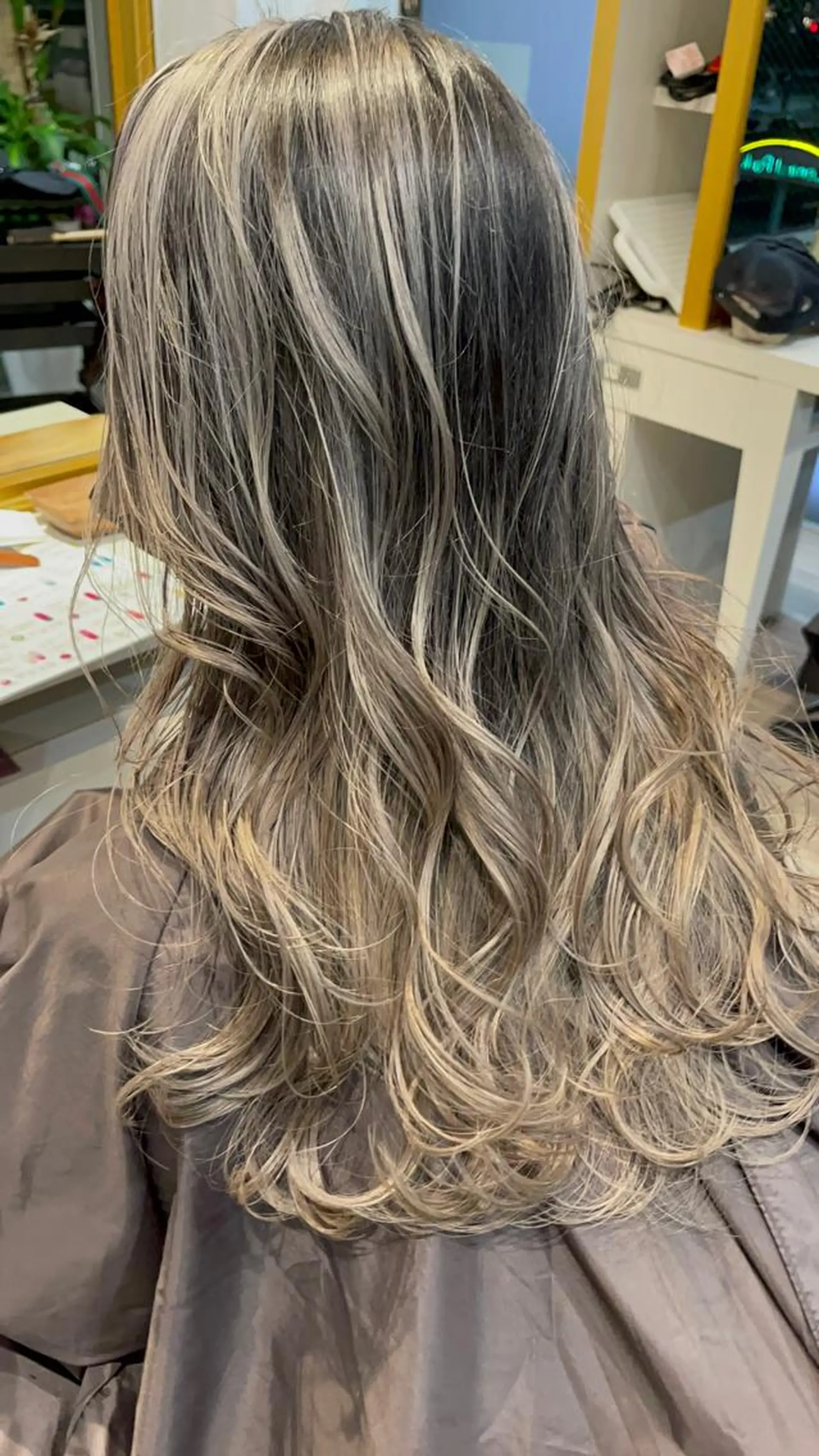 ロング ハイライト レイヤーカット BRIDGE HAIR所属・BRIDGE あきらのヘアスタイル