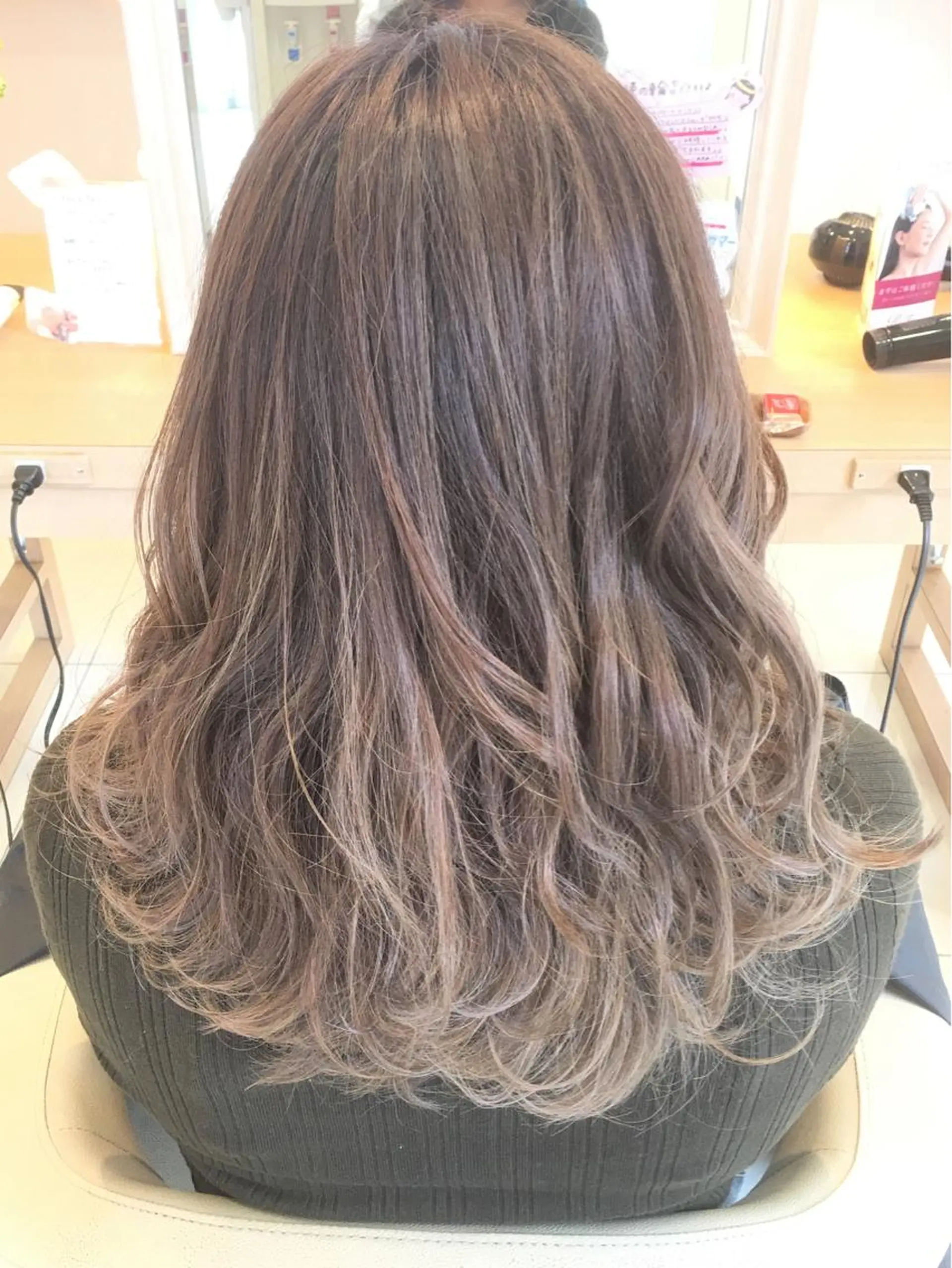 セミロング カラー グラデーションカラー グレージュ ハイライトカラー 外国人風カラー ハイライト 【Lua】　Moana by HEADLIGHT所属・小田原NO1 美容師 飯田飛翔のヘアスタイル