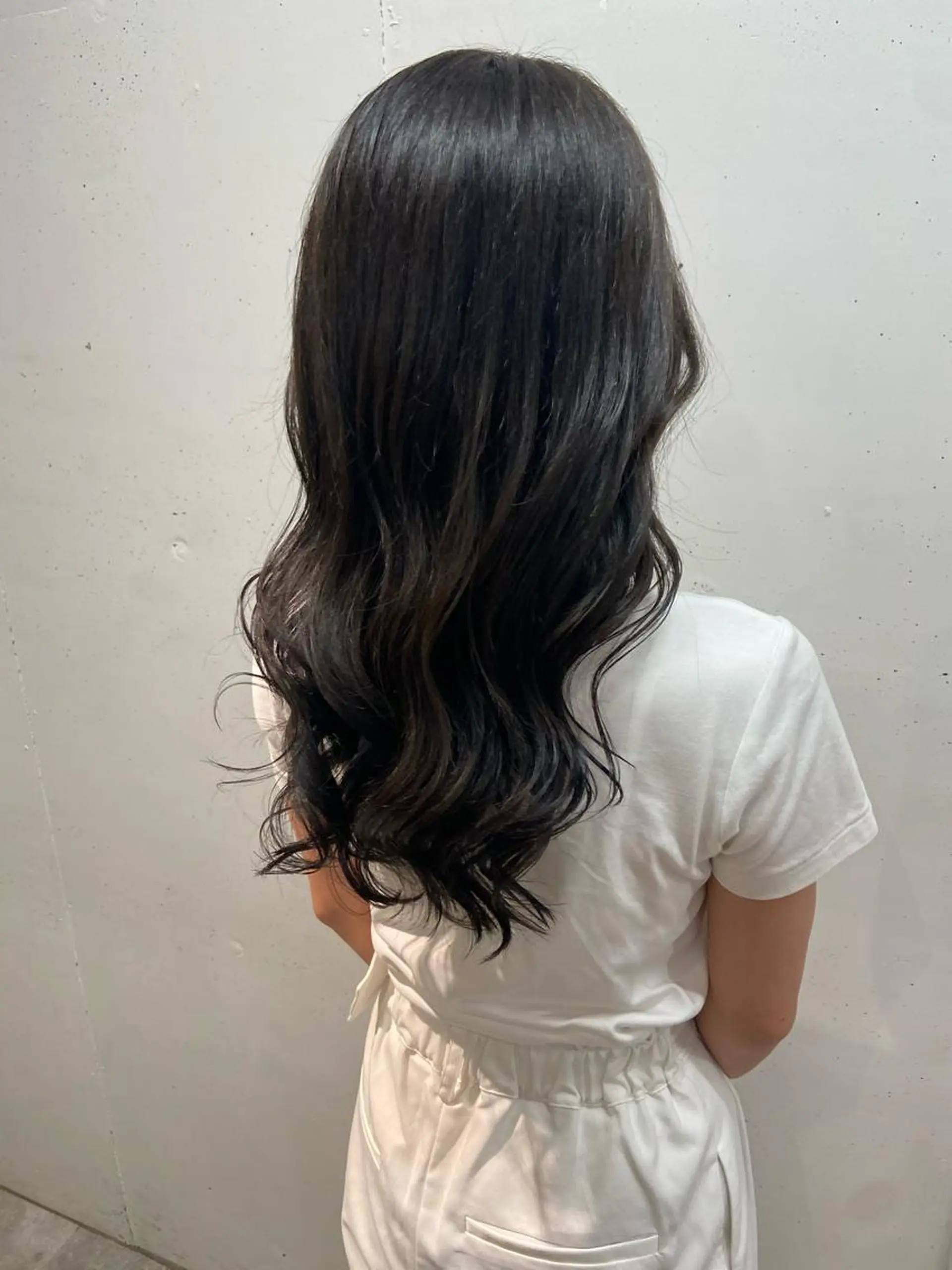 ミディアム カラー オリーブグレー レイヤーカット ローレイヤー カット ヘアカラー トリートメント AILEE所属・ウルフカット レイヤーカット上柿のヘアスタイル