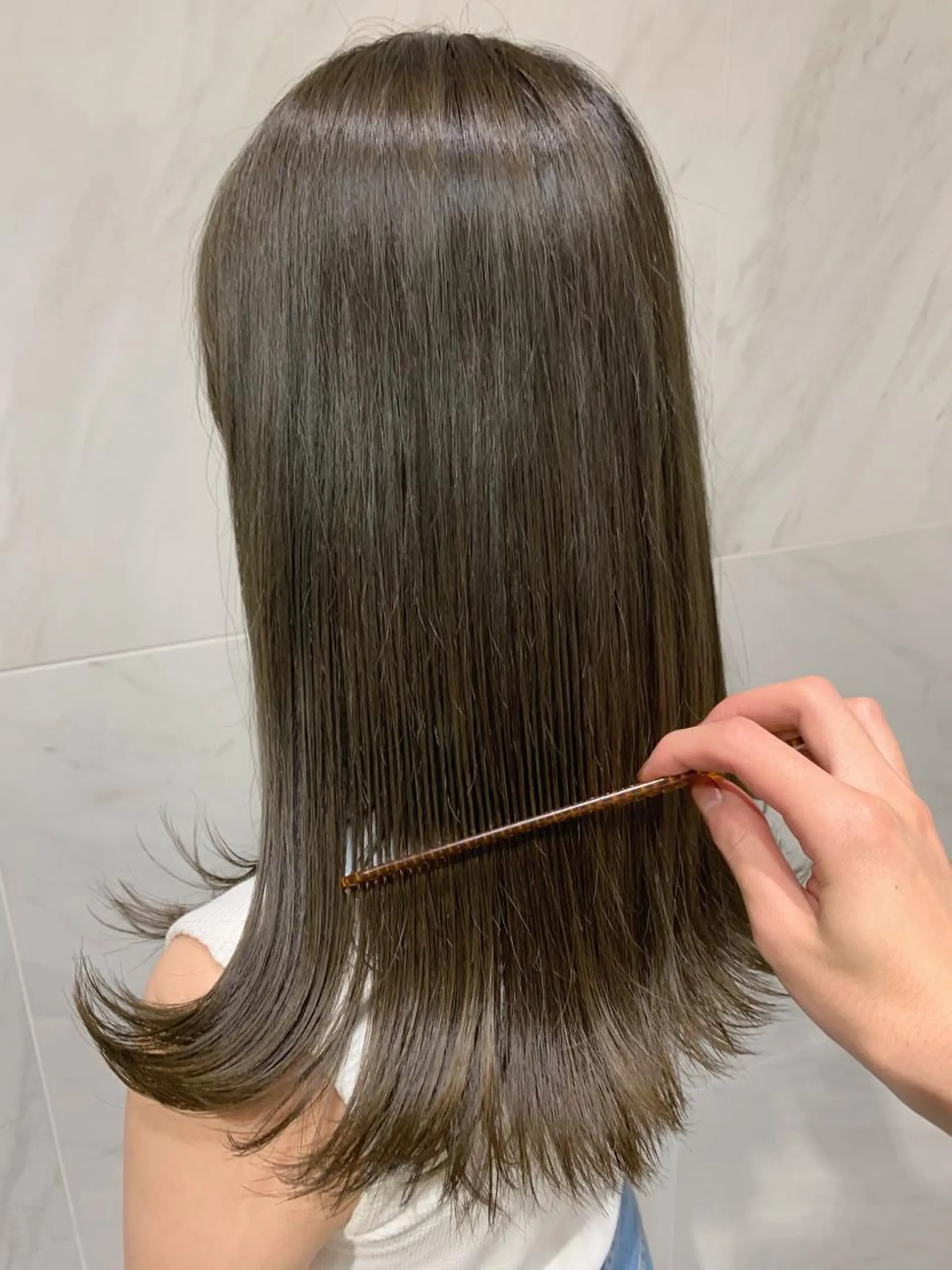 セミロング カラー 透明感カラー グレージュ オリーブグレージュ オリーブグレー TENELE所属・チバ タクミのヘアスタイル