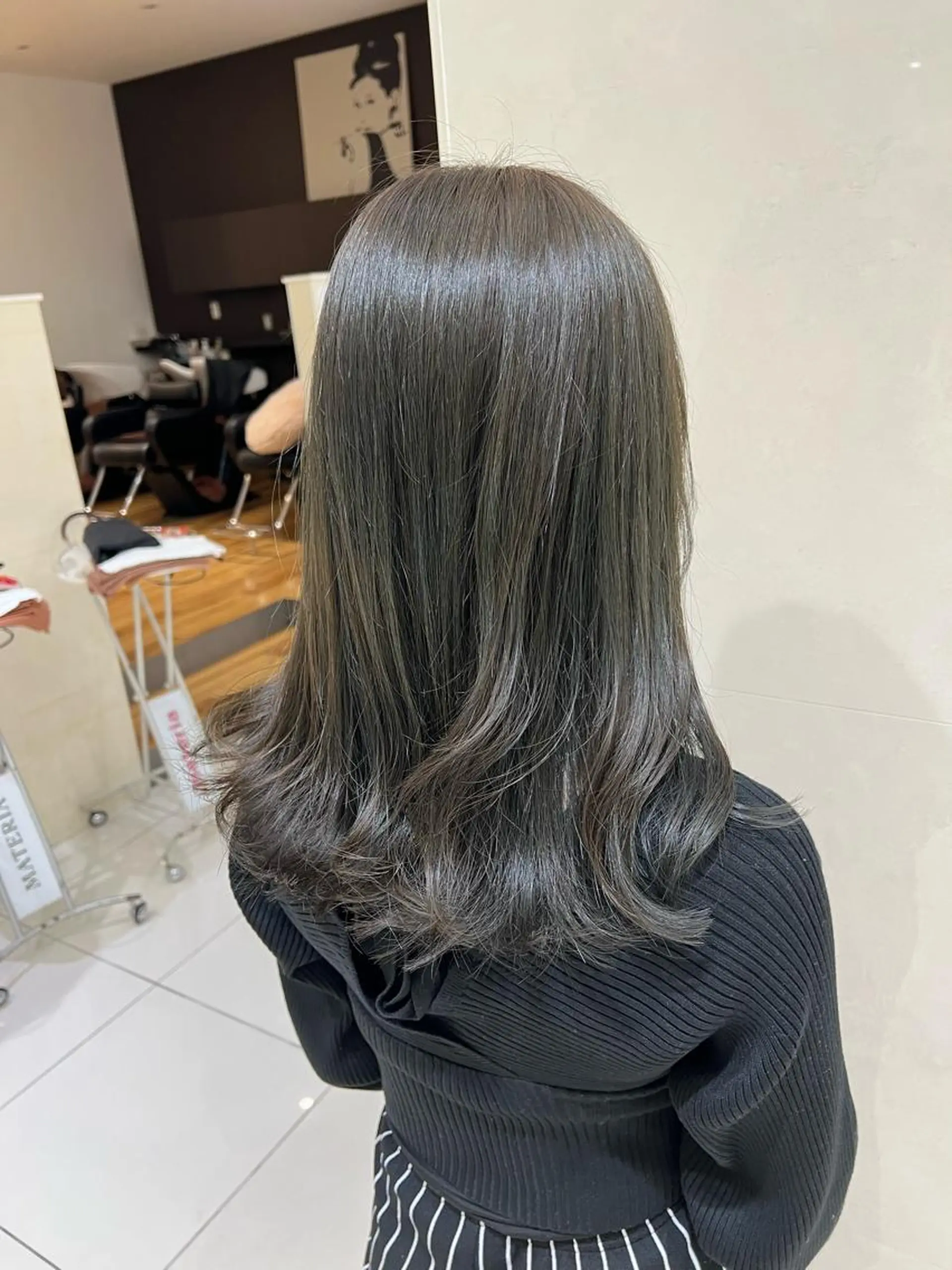 セミロング カット ヘアカラー ☃️顔周りレイヤー グレージュSHUTOのヘアスタイル