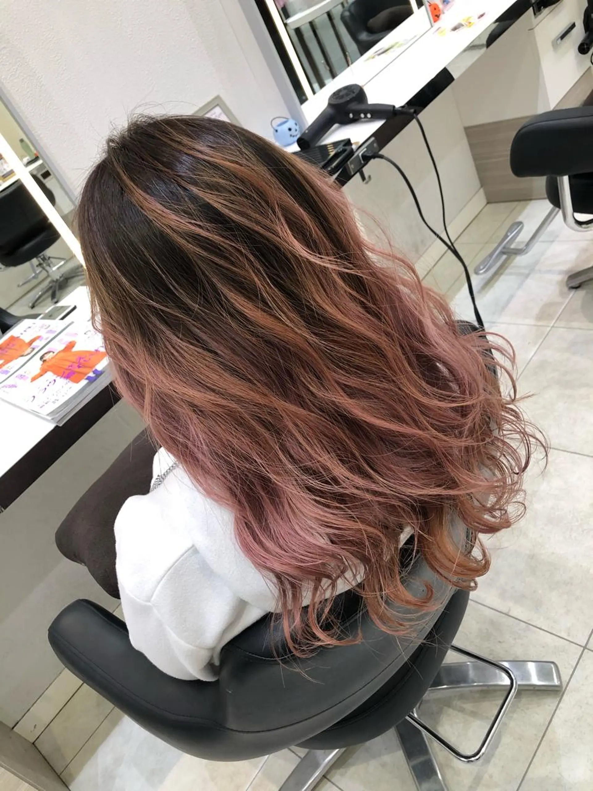 セミロング ヘアカラー 岸 保奈美のヘアスタイル