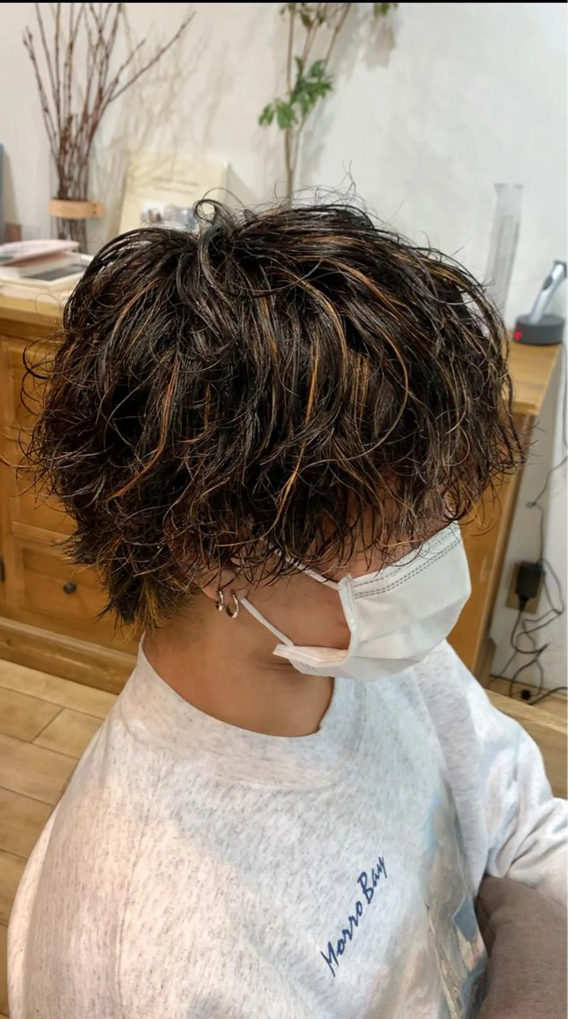 ショート カラー パーマ メンズ メンズブリーチ センターパート フェードカット メンズハイライト メンズハイトーン メンズStylist 山根慧のヘアスタイル