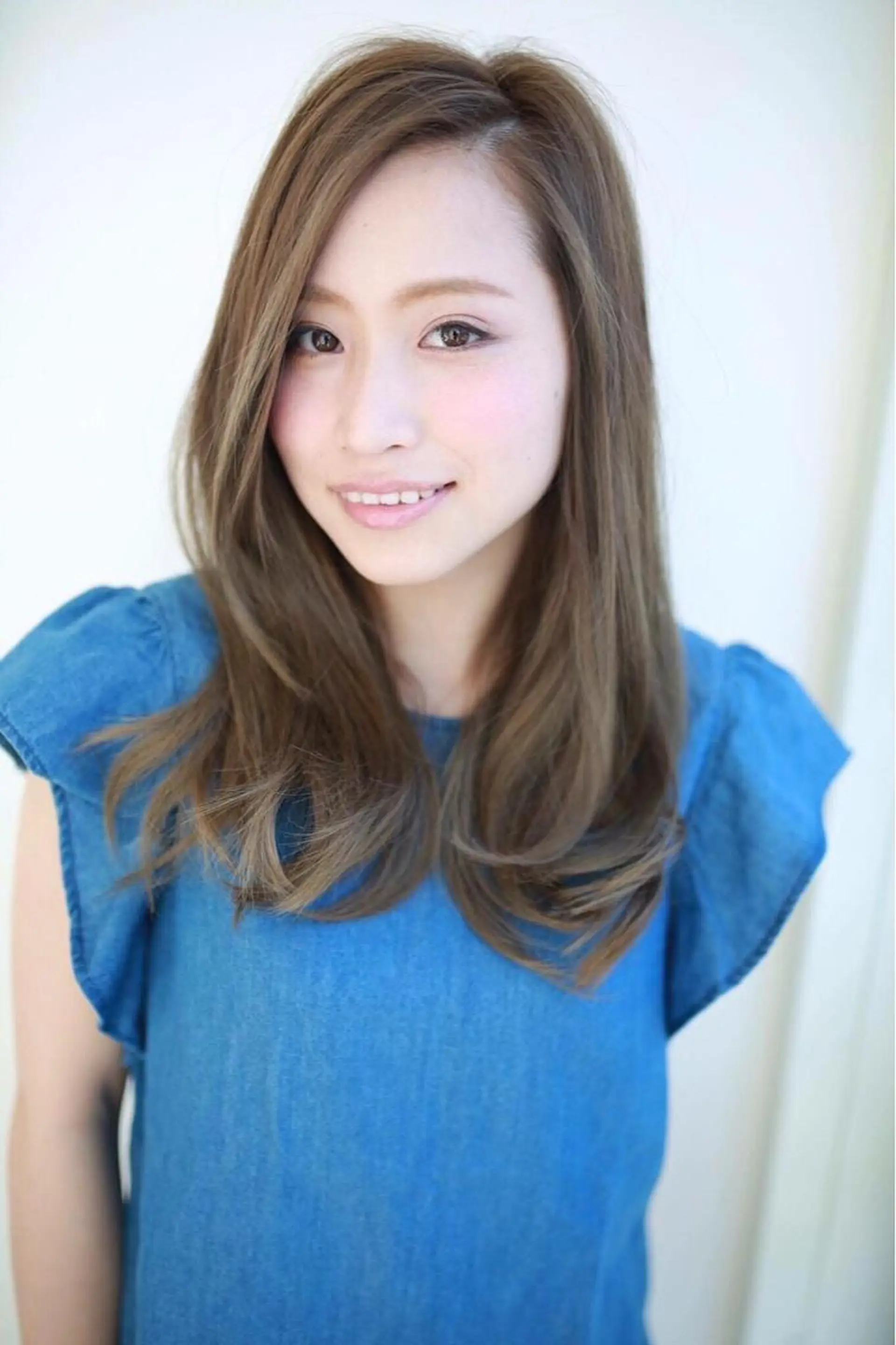 ロング カラー アッシュ ベージュカラー ホワイトアッシュ カット ヘアカラー ✖️リーアキト LEEAKITO✖️のヘアスタイル