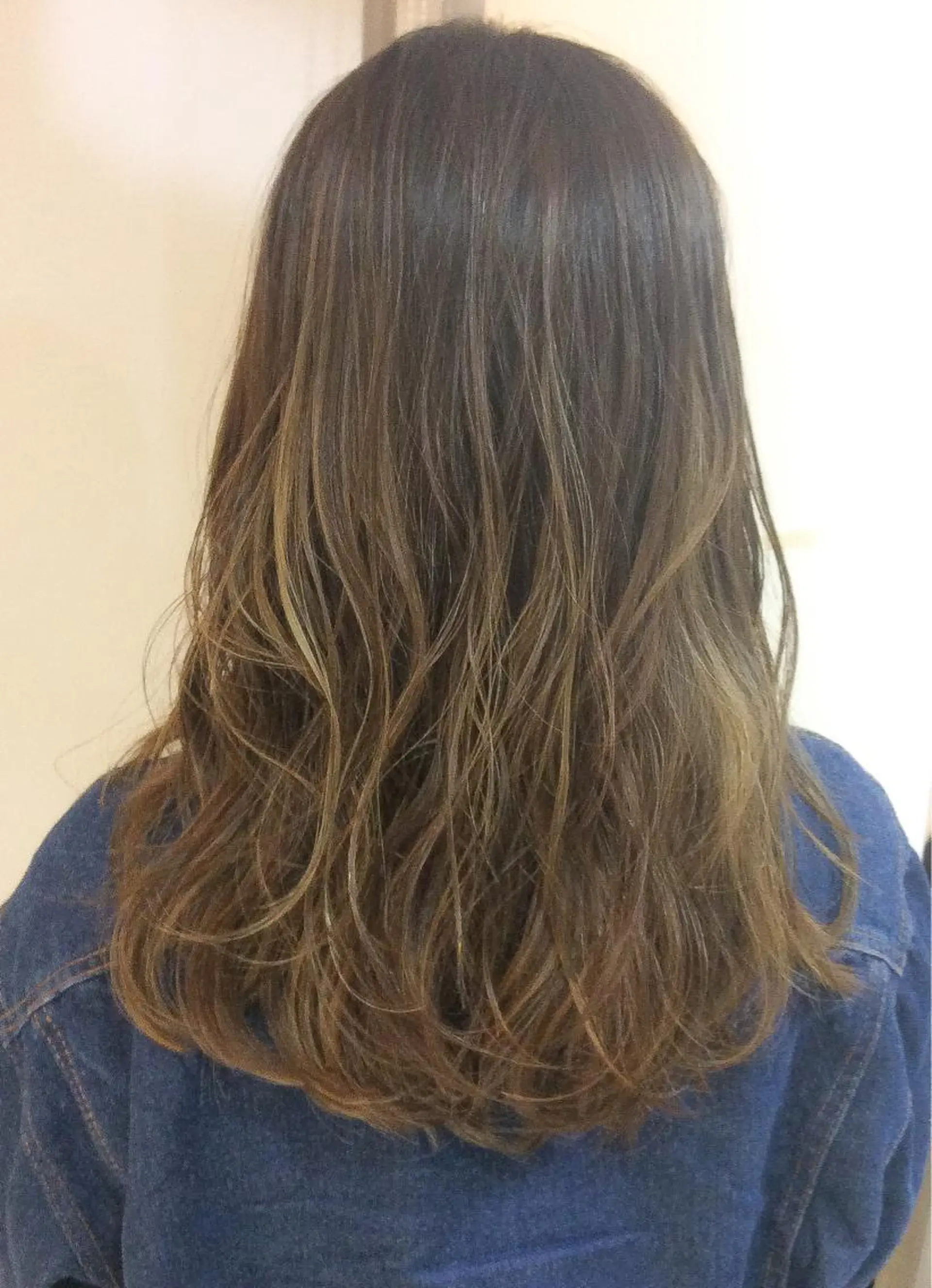 ミディアム カラー ベージュカラー ハイライトカラー ミルクティーベージュ ハイライト 中山 天地のヘアスタイル