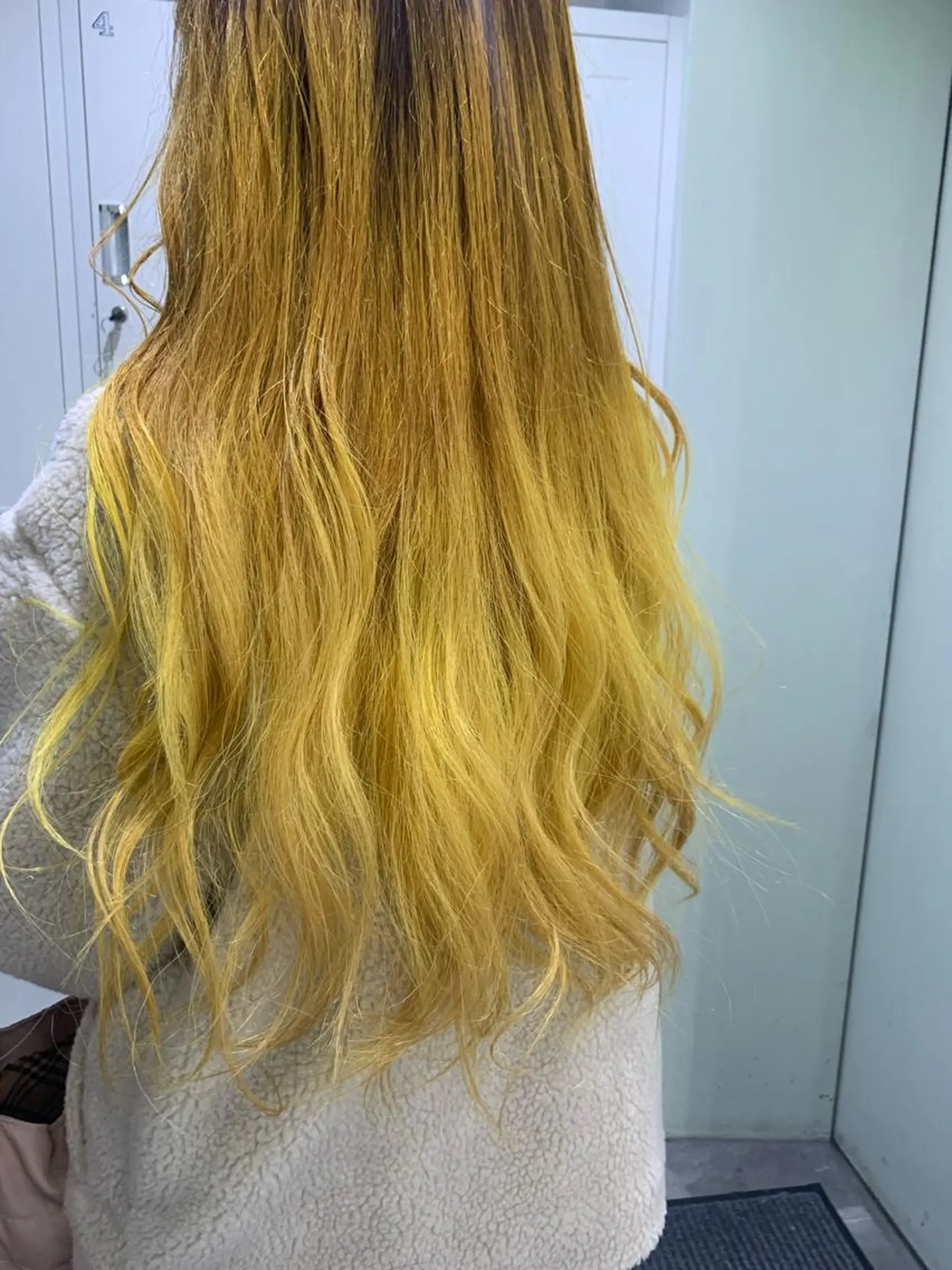 セミロング カラー ブリーチ イエローカラー 中性ウルフカット ケアブリーチ/ケイトのヘアスタイル