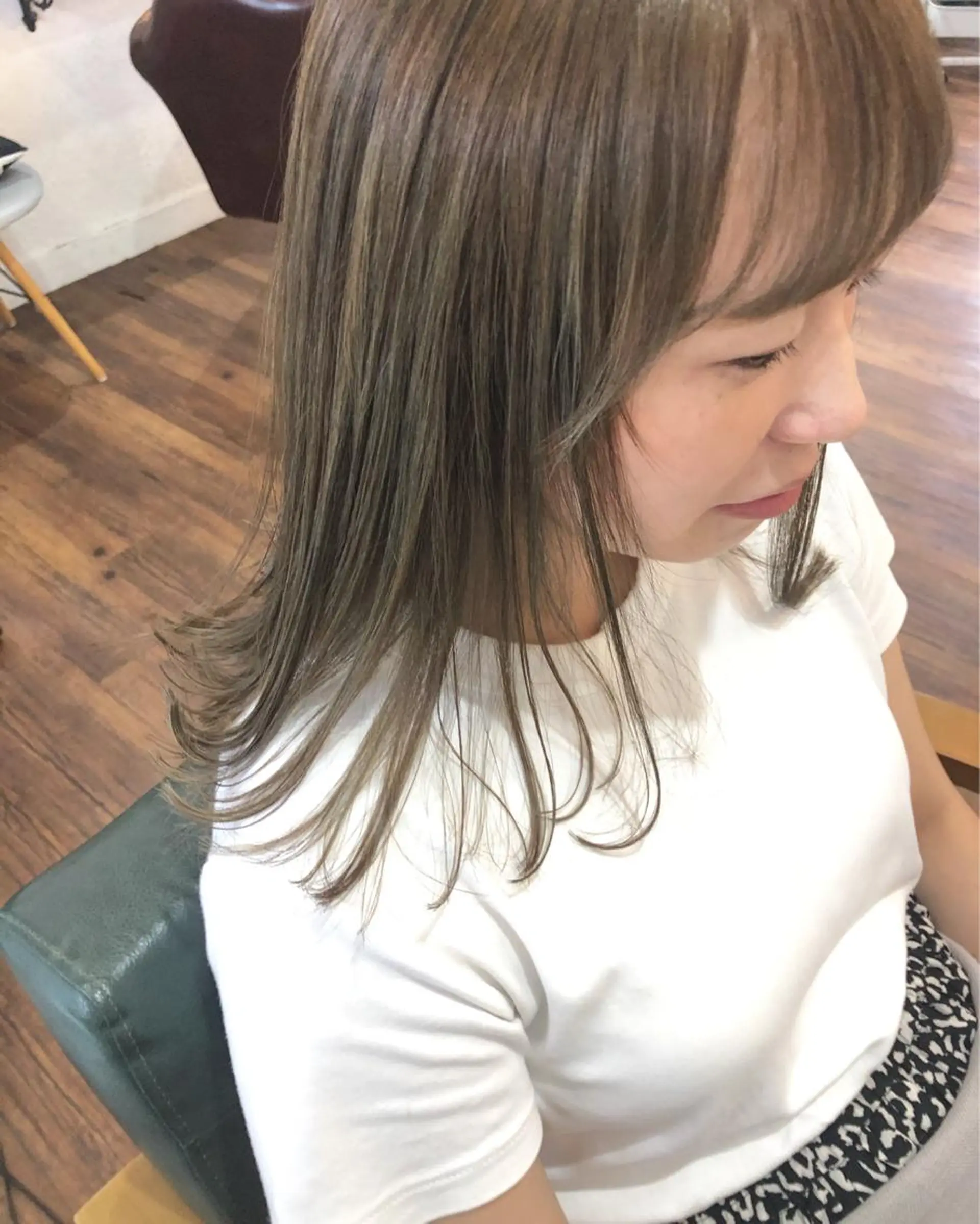 セミロング カラー 透明感カラー ヘアカラー トリートメント 江原 彩華のヘアスタイル