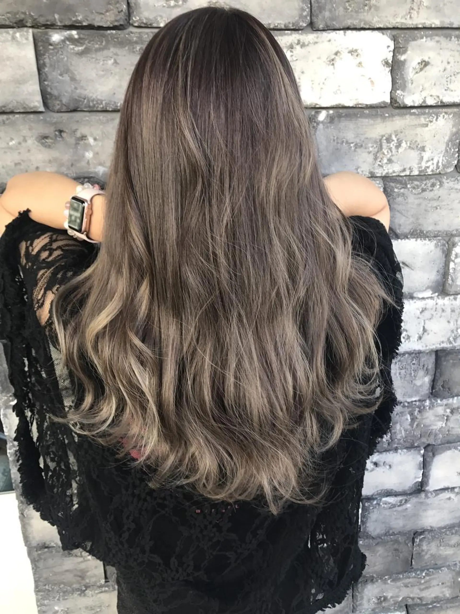 セミロング ハイライト RISE by REVOのヘアスタイル