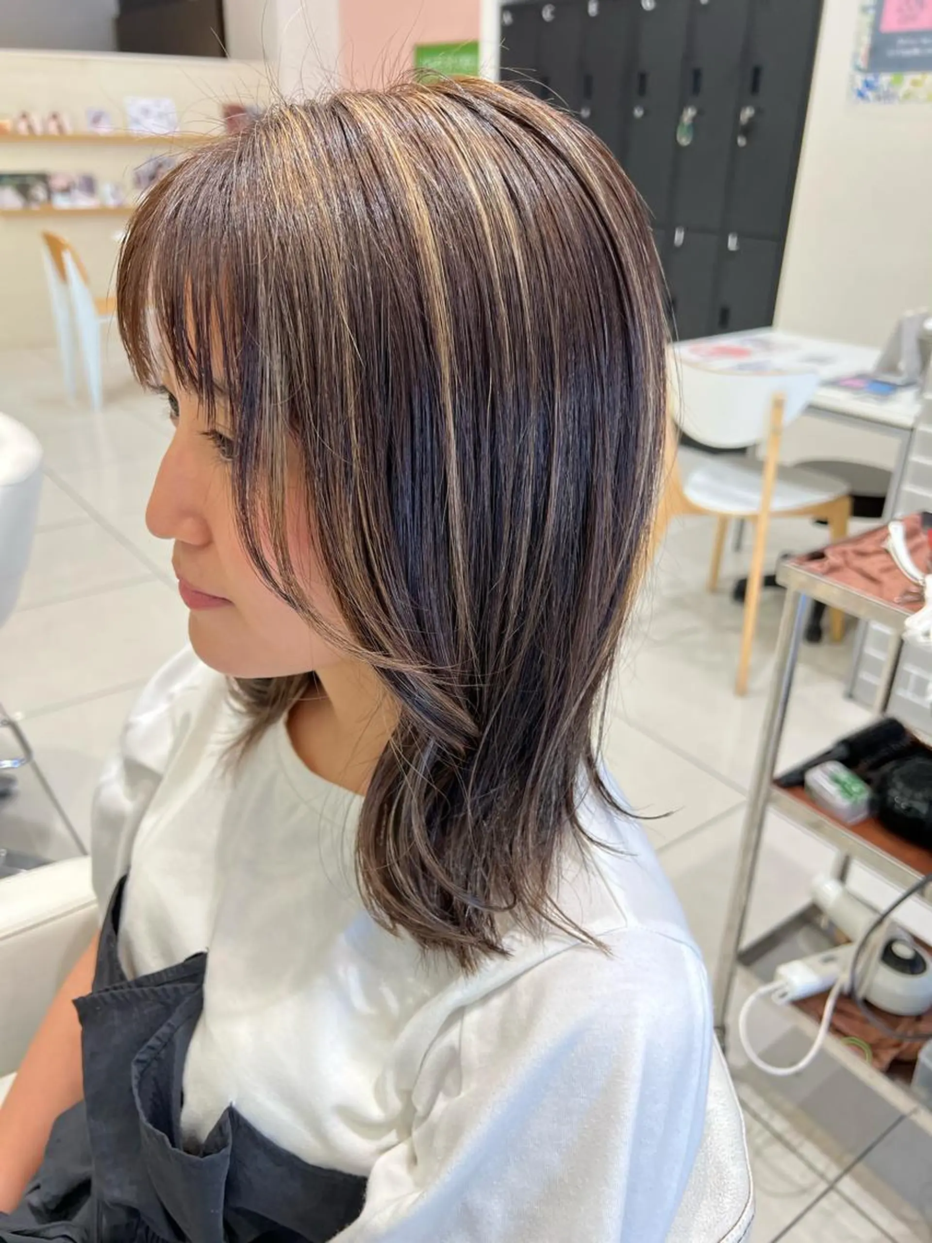 ミディアム ハイライト ヘアカラー ☃️顔周りレイヤー グレージュSHUTOのヘアスタイル