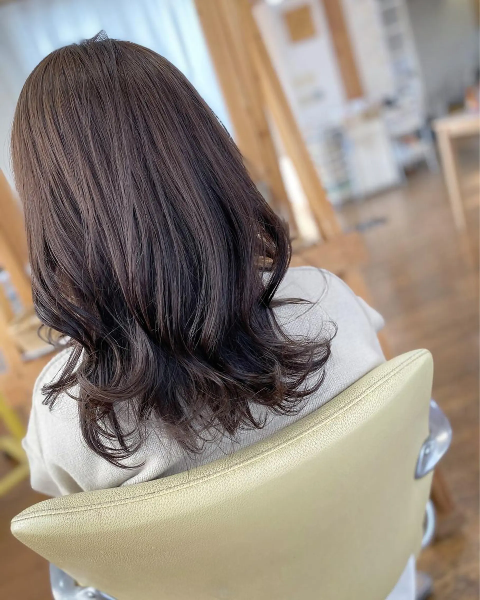 セミロング カラー 荒木 ひろかのヘアスタイル