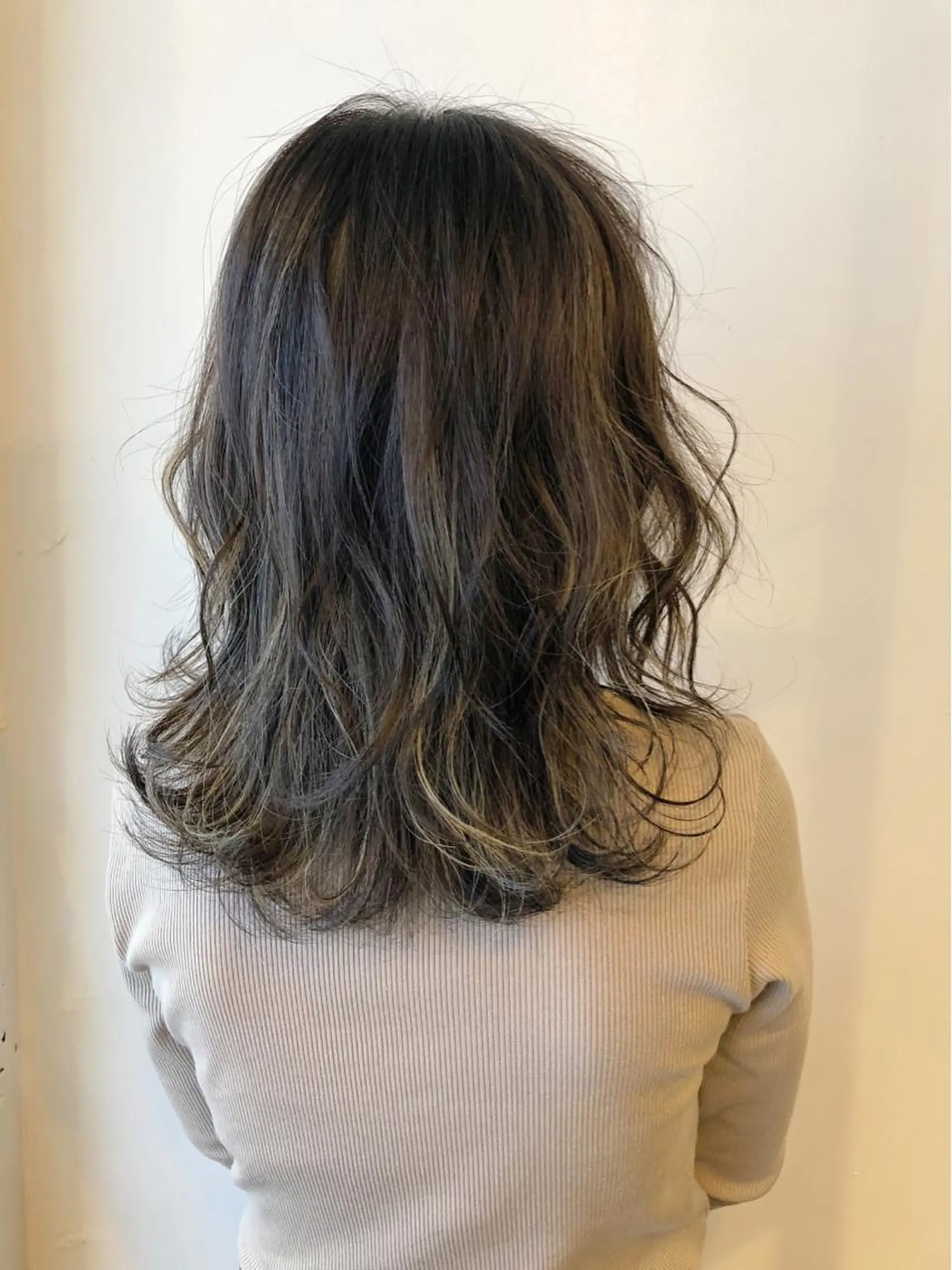 ミディアム カラー 安藤 佑衣のヘアスタイル