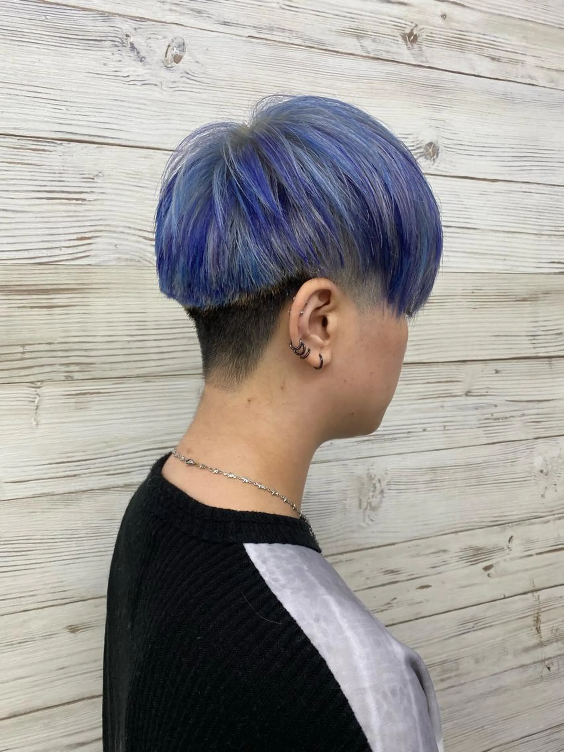 ショート カラー メンズ アイブロウ ショートボブ 編み込みエクステ シールエクステ メンズバレイヤージュ メンズブリーチ LAVENDIA Azabu所属・LAVENDIA 初音のヘアスタイル