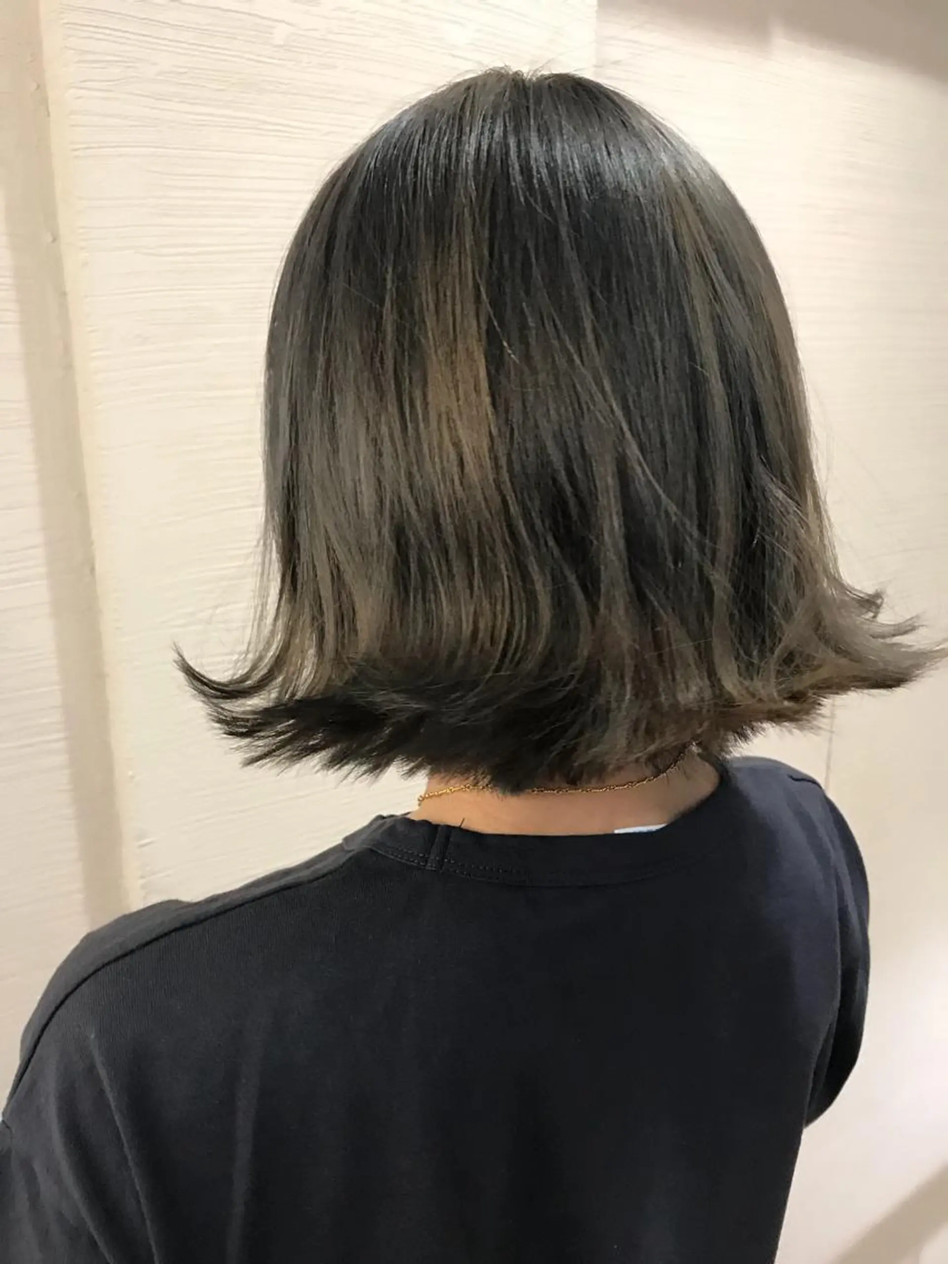 ミディアム アッシュ 磧本 祐里恵のヘアスタイル