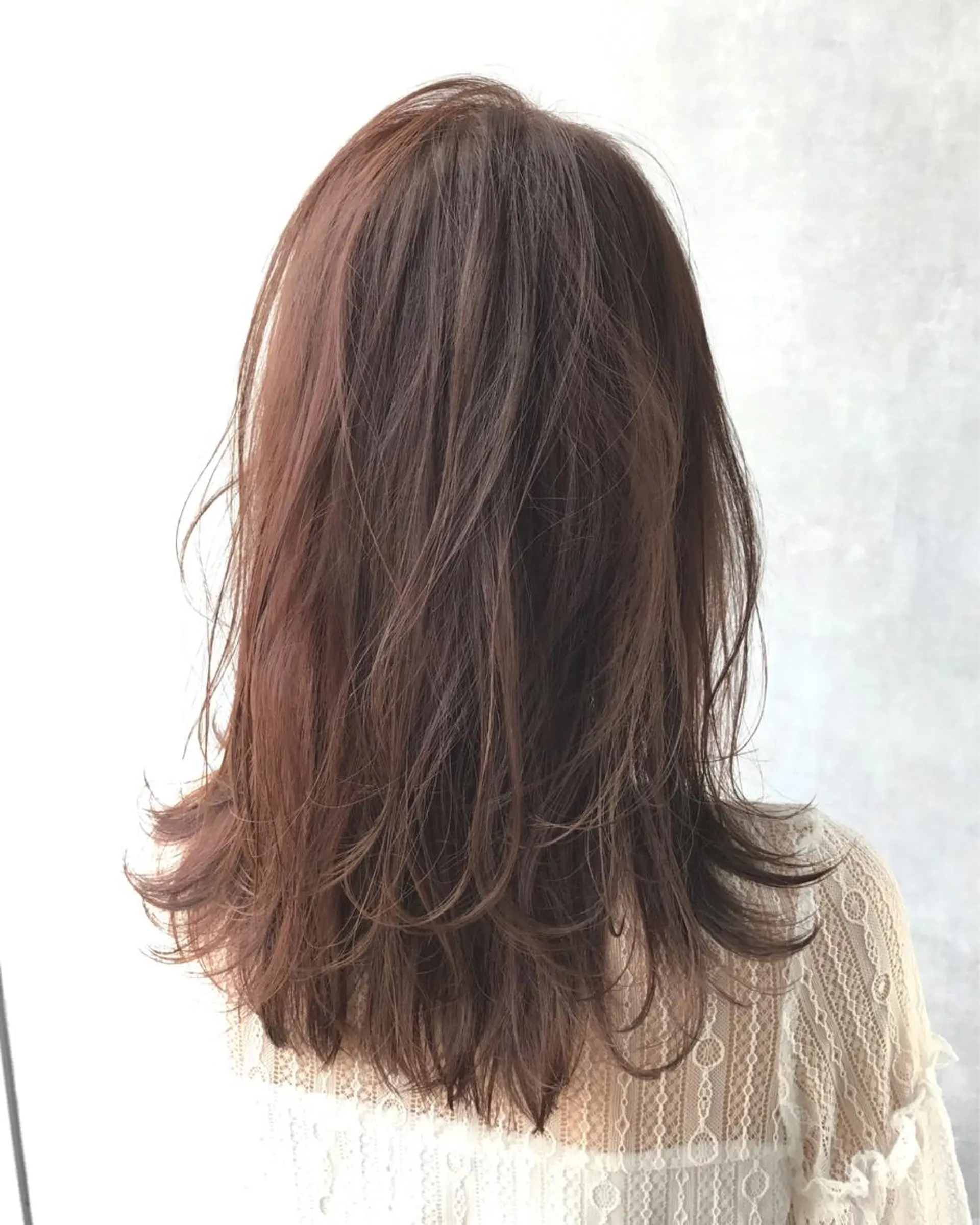 ミディアム カラー ベージュカラー オレンジ オレンジベージュ TOMOYAレイヤー ブリーチ縮毛矯正のヘアスタイル