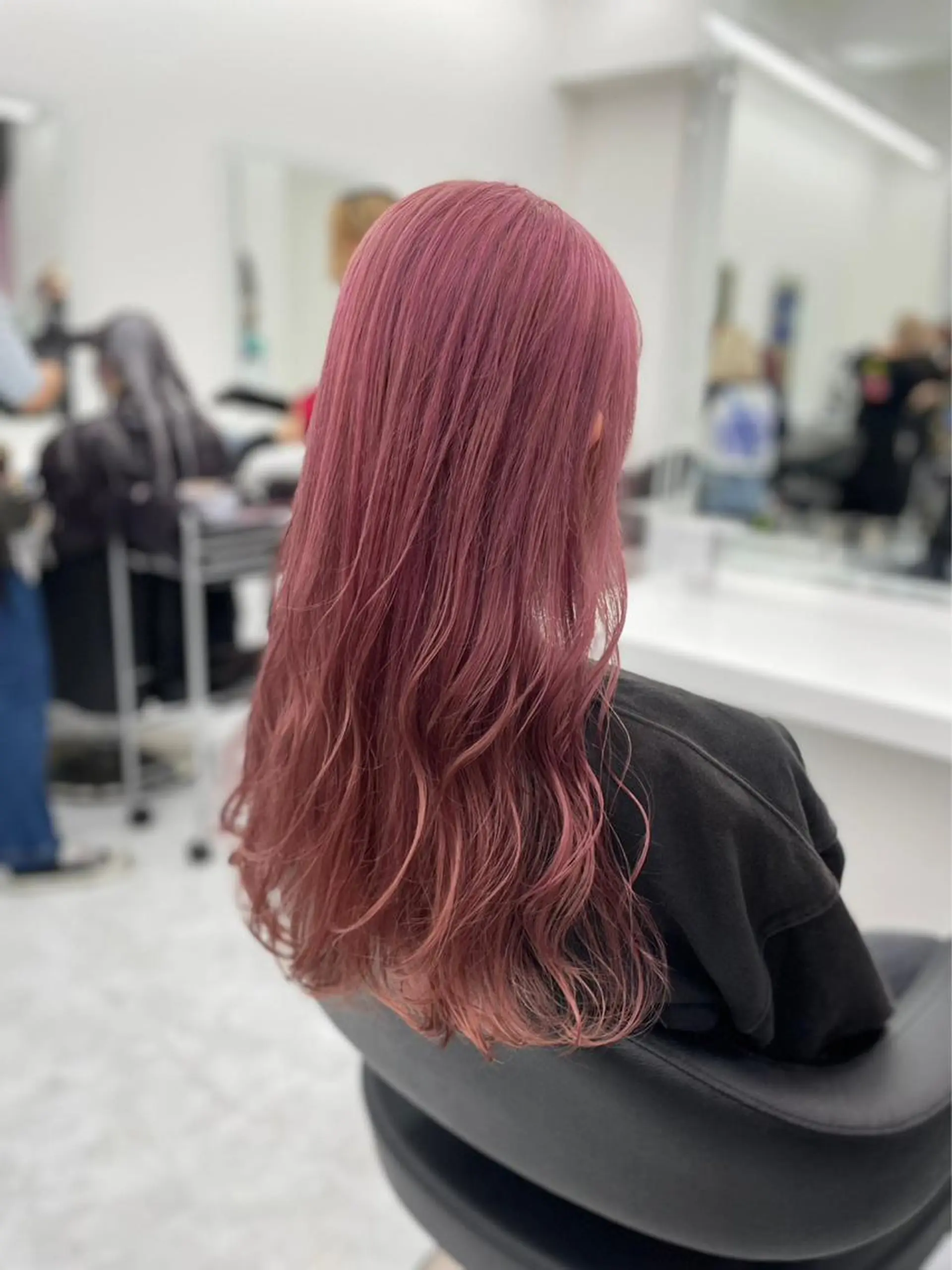 セミロング ❤︎ワンホンガーリー なハイトーンヘア❤︎のヘアスタイル