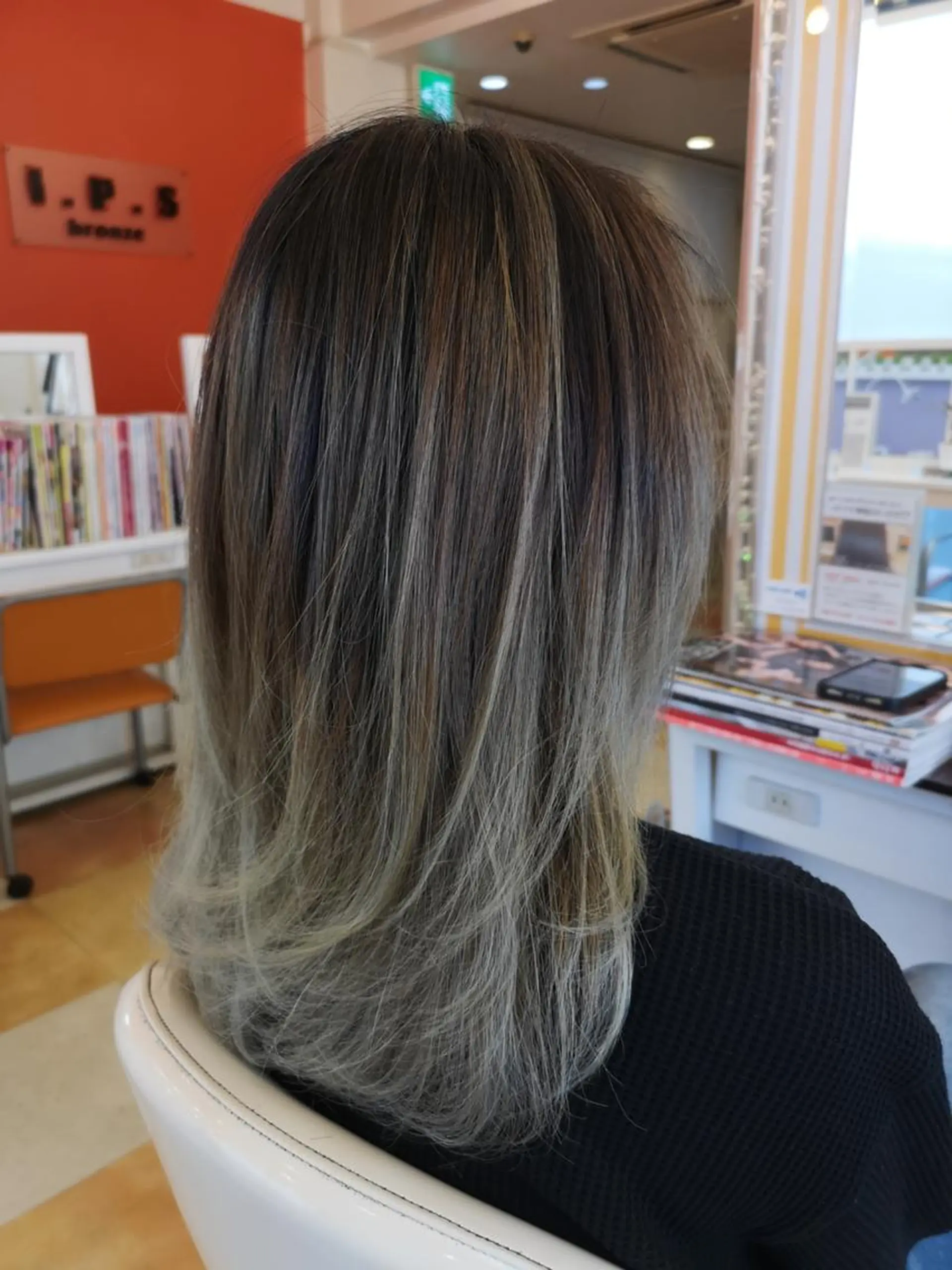 カラー バレイヤージュ デザインカラー イプス ビューティーのヘアスタイル