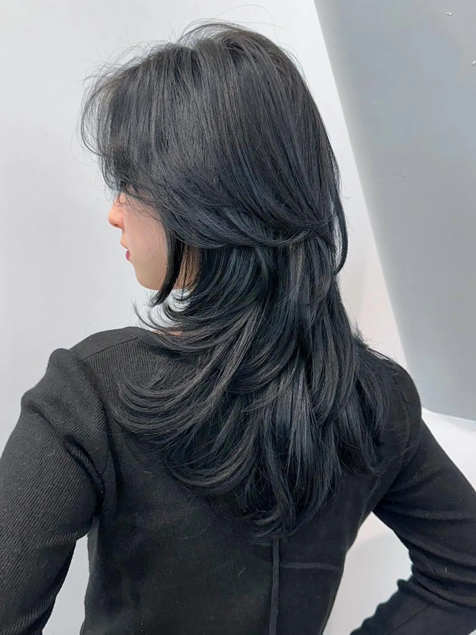 カラー セミロング アッシュ アッシュブラック 黒髪 くびれヘア レイヤーカット カット ヘアカラー トリートメント ITbyALBUM 松戸のヘアスタイル