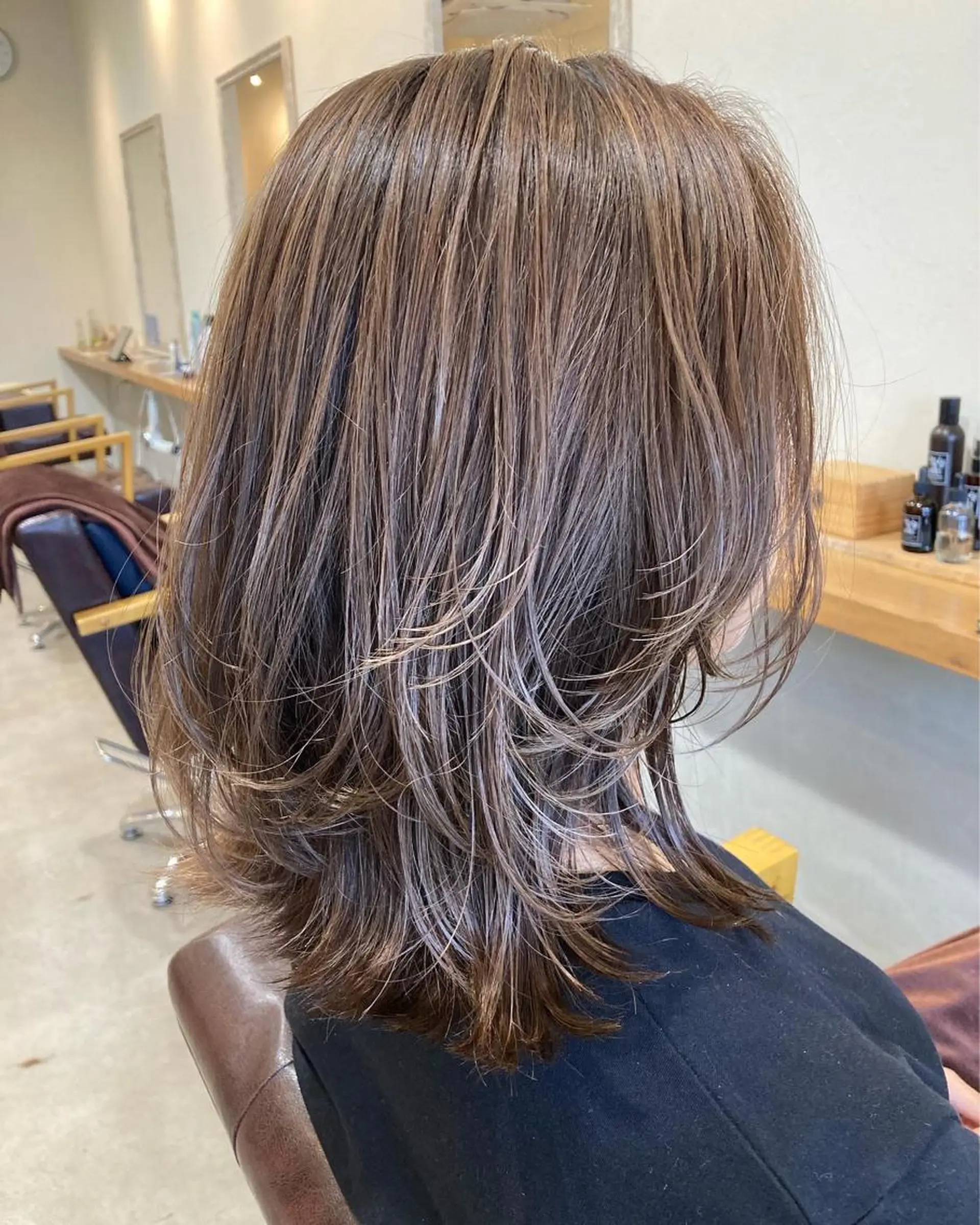 ミディアム カラー アッシュ ハイライトカラー ハイライト レイヤーカット カット ヘアカラー トリートメント RAMEL所属・三島 有佳里のヘアスタイル