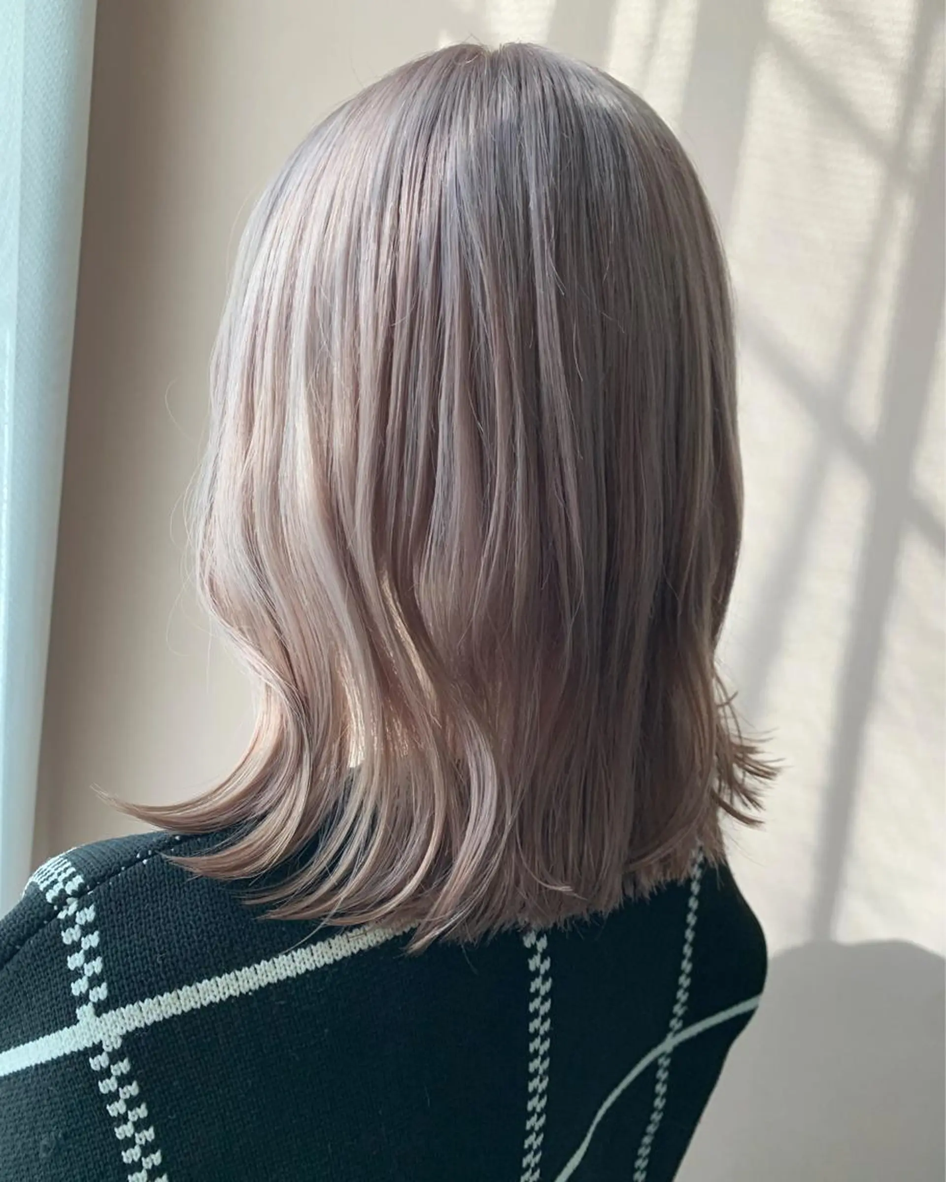 ミディアム カラー ブリーチ シルバー ホワイトシルバー カット ヘアカラー トリートメント hub hair レイヤー/透明感のヘアスタイル