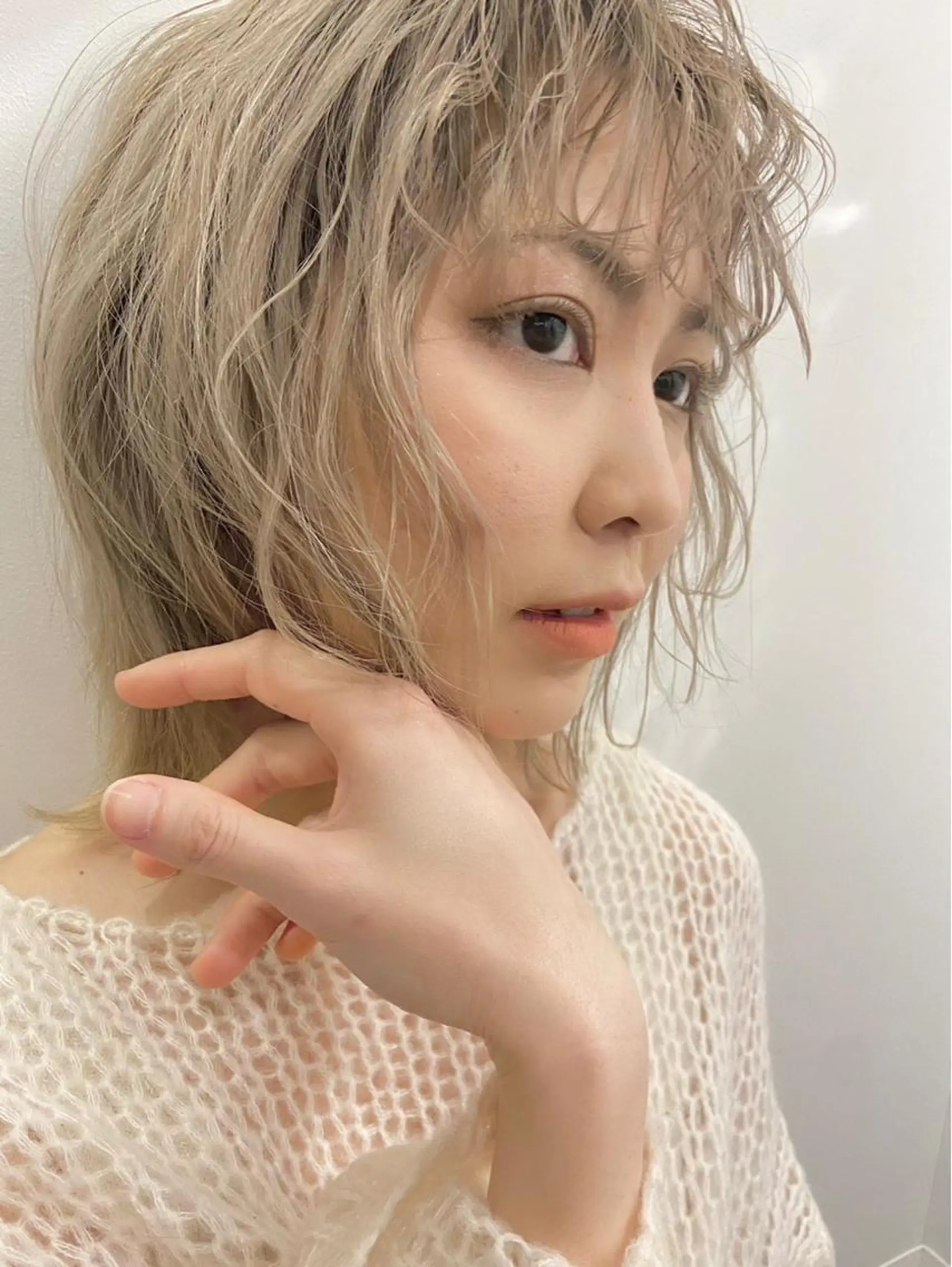 ミディアム カラー アッシュ ベージュカラー ブリーチ グレージュ ハイトーンカラー 透明感/レイヤー/ 姫カット Fukuのヘアスタイル