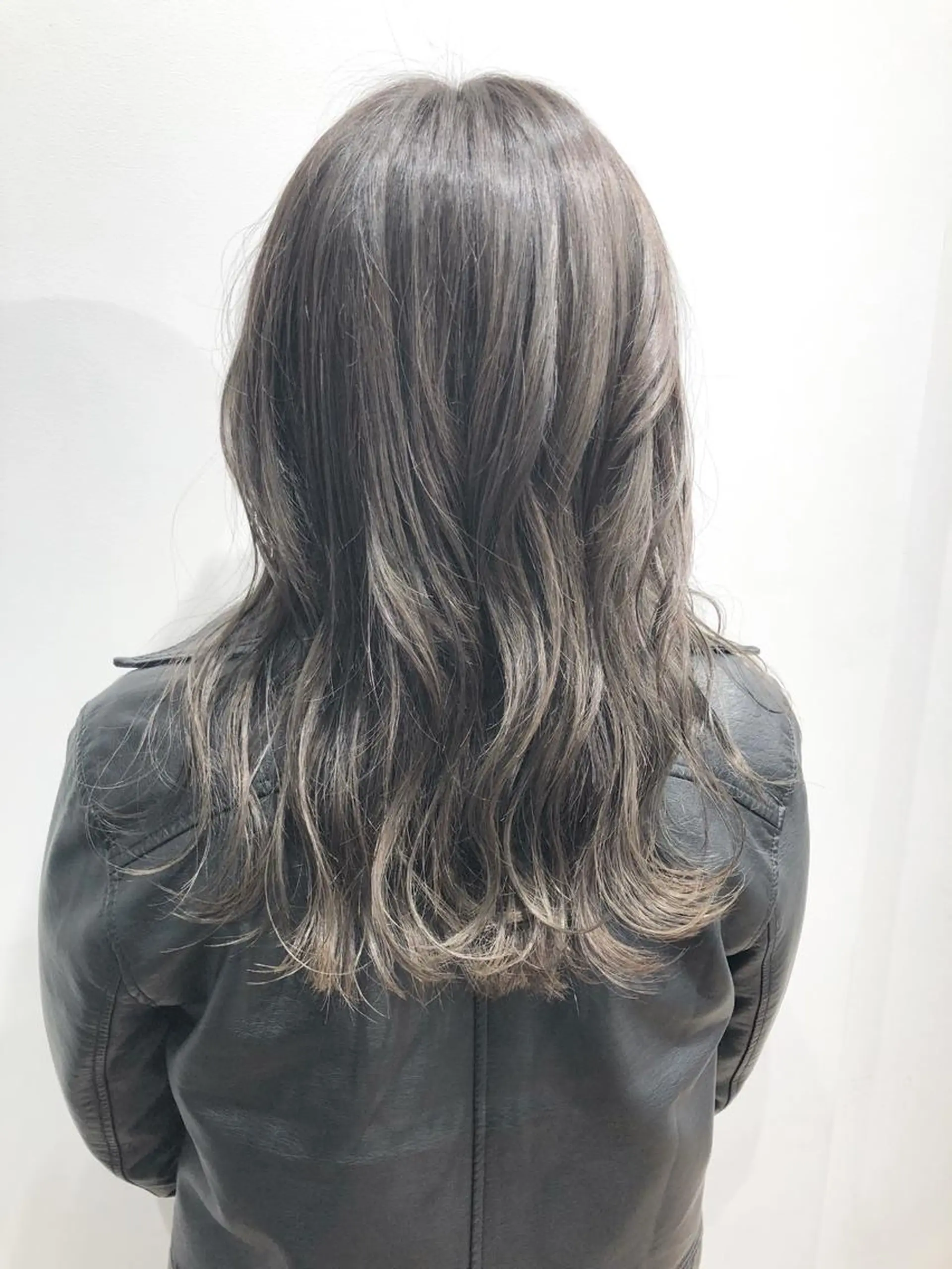 セミロング カラー 透明感カラー グレージュ オレンジ シアーグレージュ  渡部 妃月のヘアスタイル