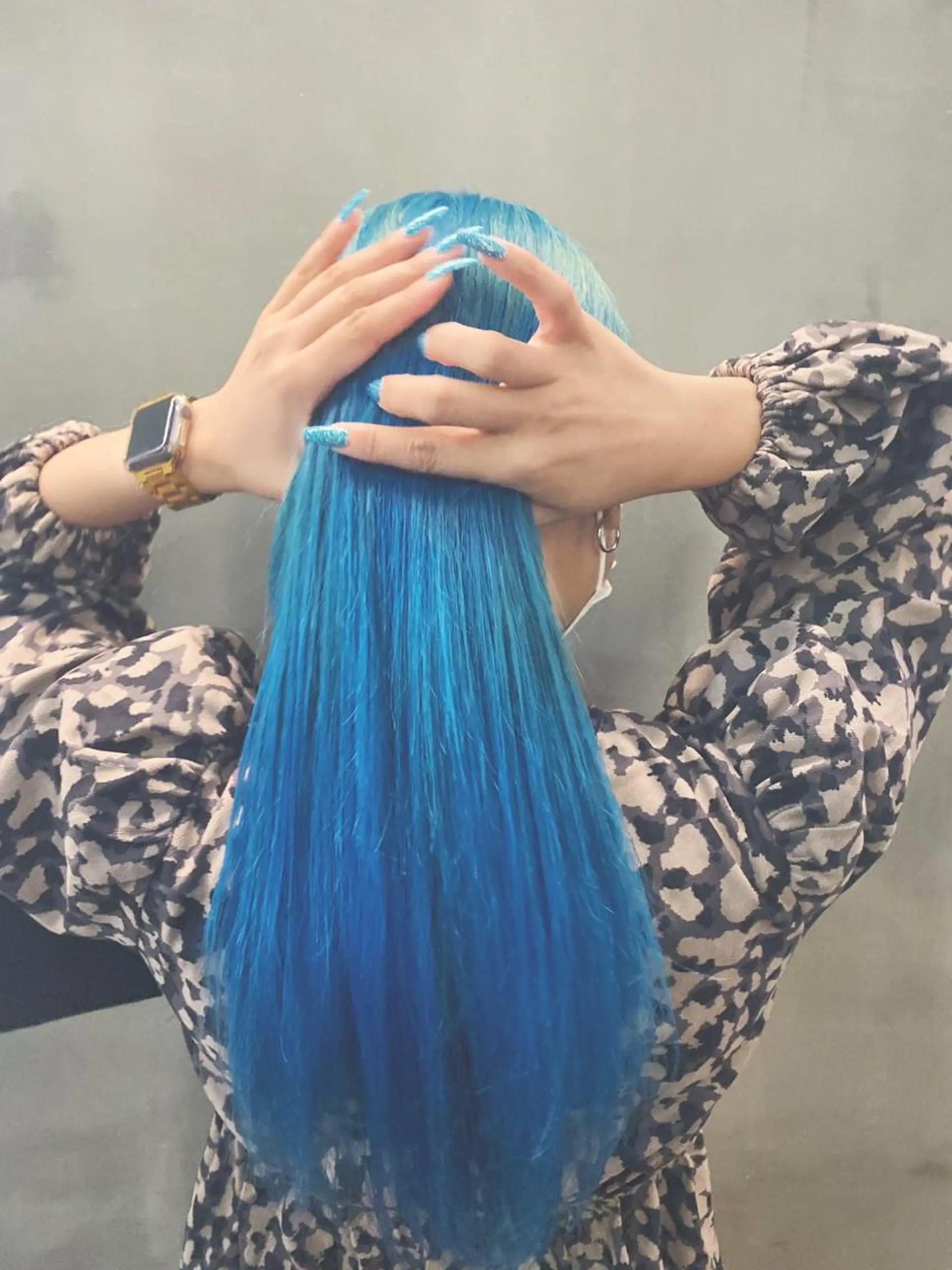 ロング カラー ブリーチ ブルーカラー センターパート/ 暖色カラーayuのヘアスタイル