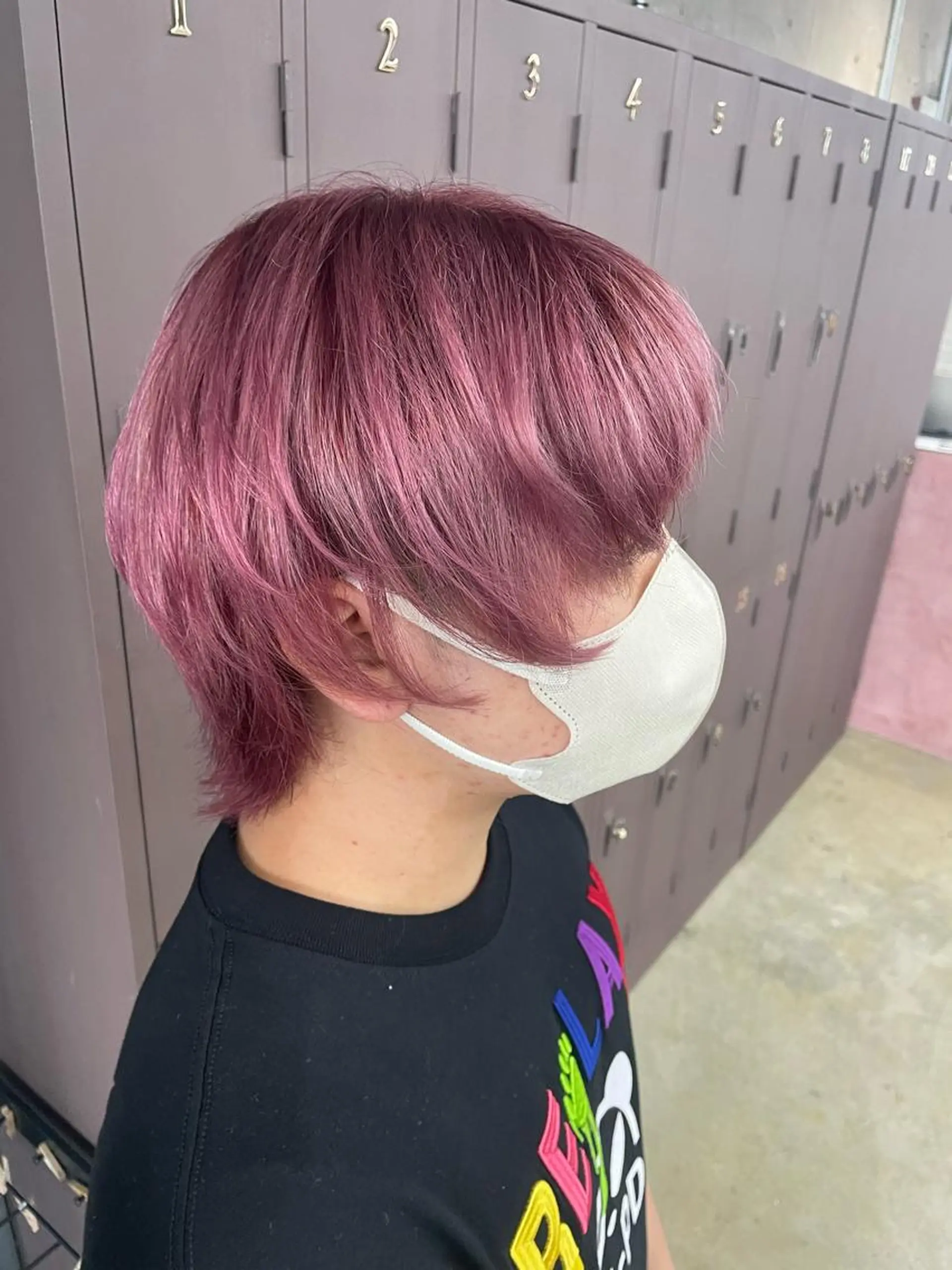 ショート カラー ピンクカラー 鈴木瑛里／ブロンド ベージュ／男女のヘアスタイル