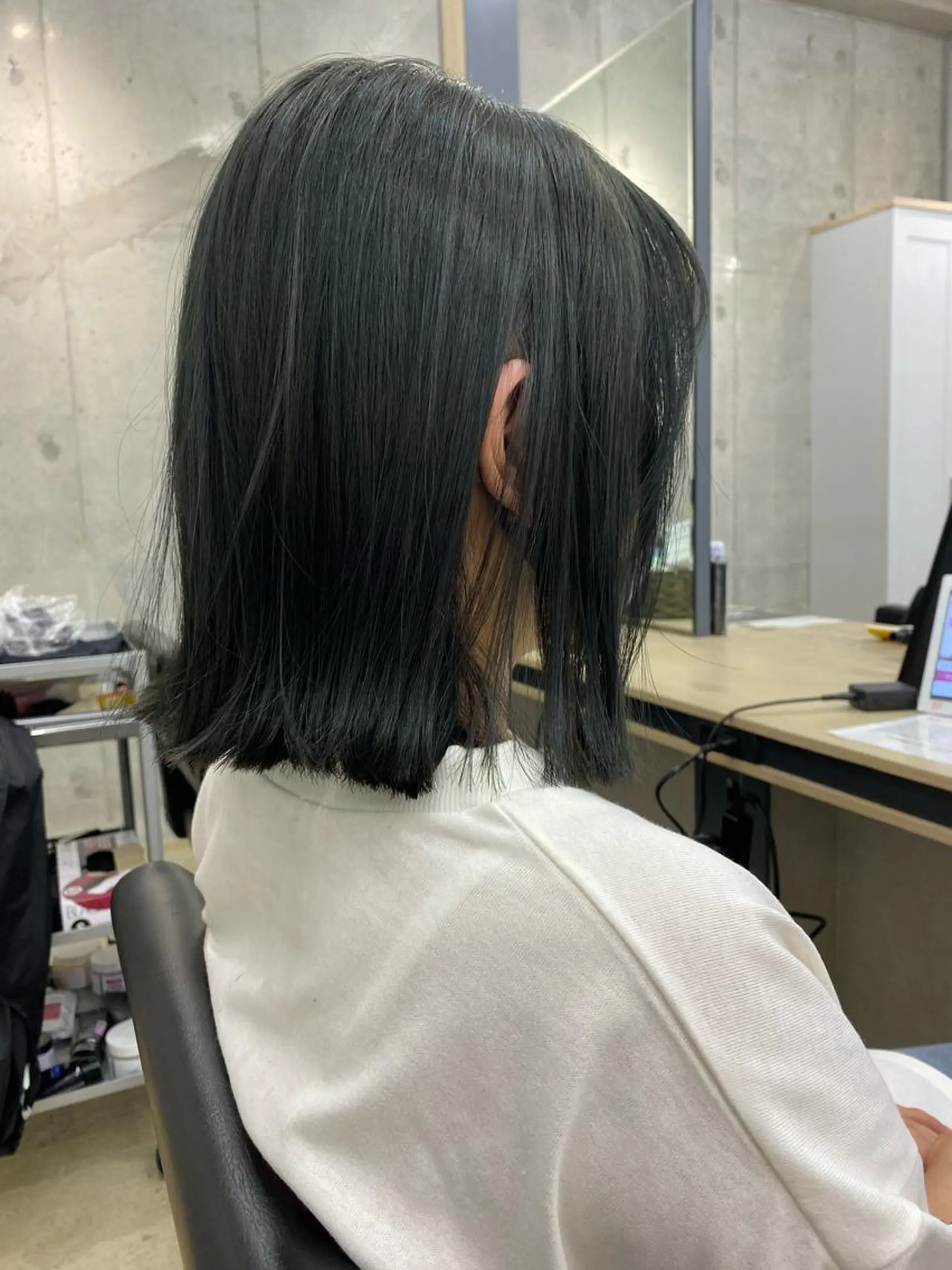 ミディアム カラー オリーブ/アッシュ やわらか透明感カラーのヘアスタイル