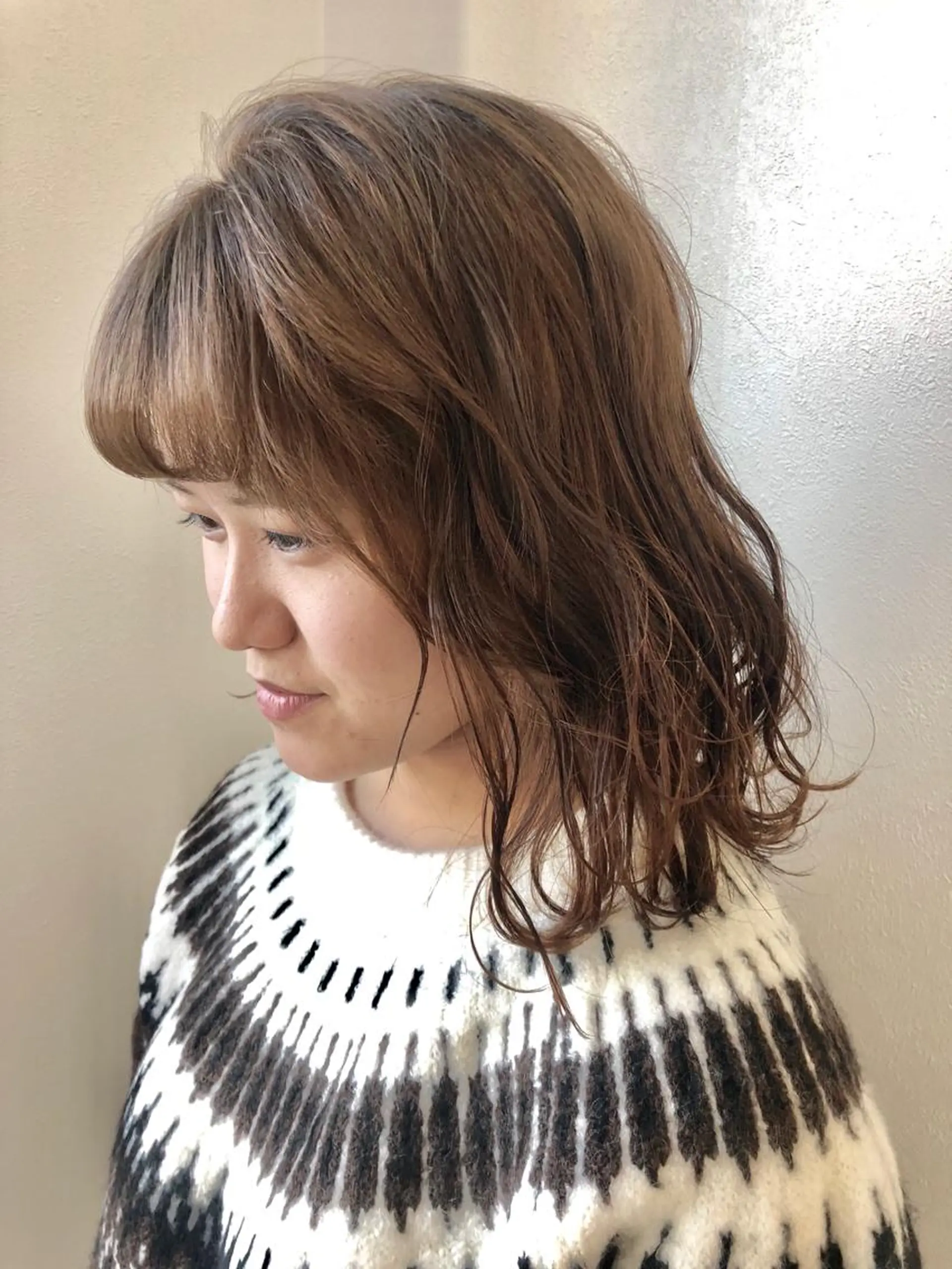 ミディアム カラー アッシュ ベージュカラー ブリーチ ブリーチなしカラー カット ヘアカラー 岩田 萌那のヘアスタイル