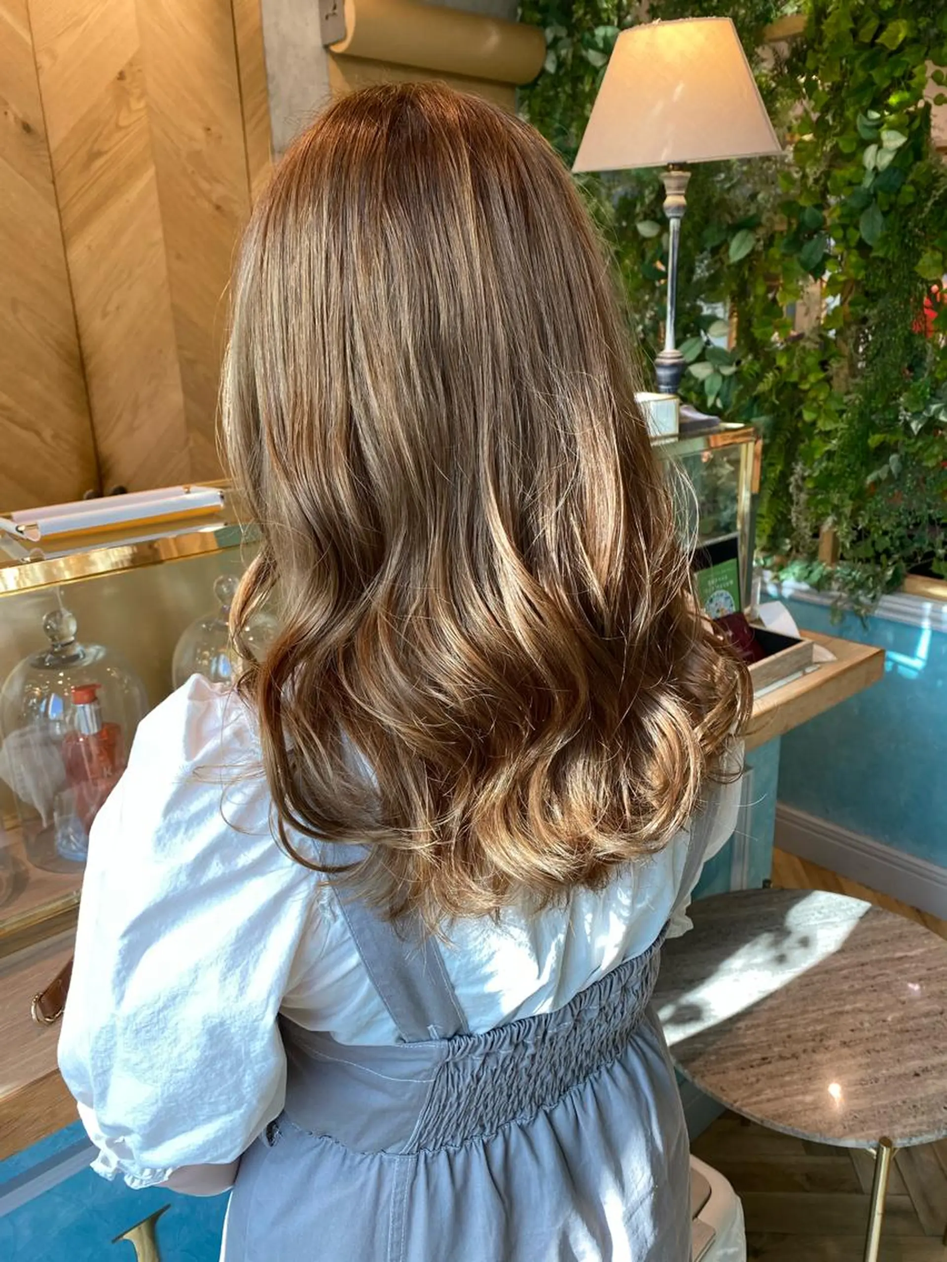 セミロング カット ヘアカラー トリートメント 山本翔一郎 韓国顔周りレイヤーのヘアスタイル