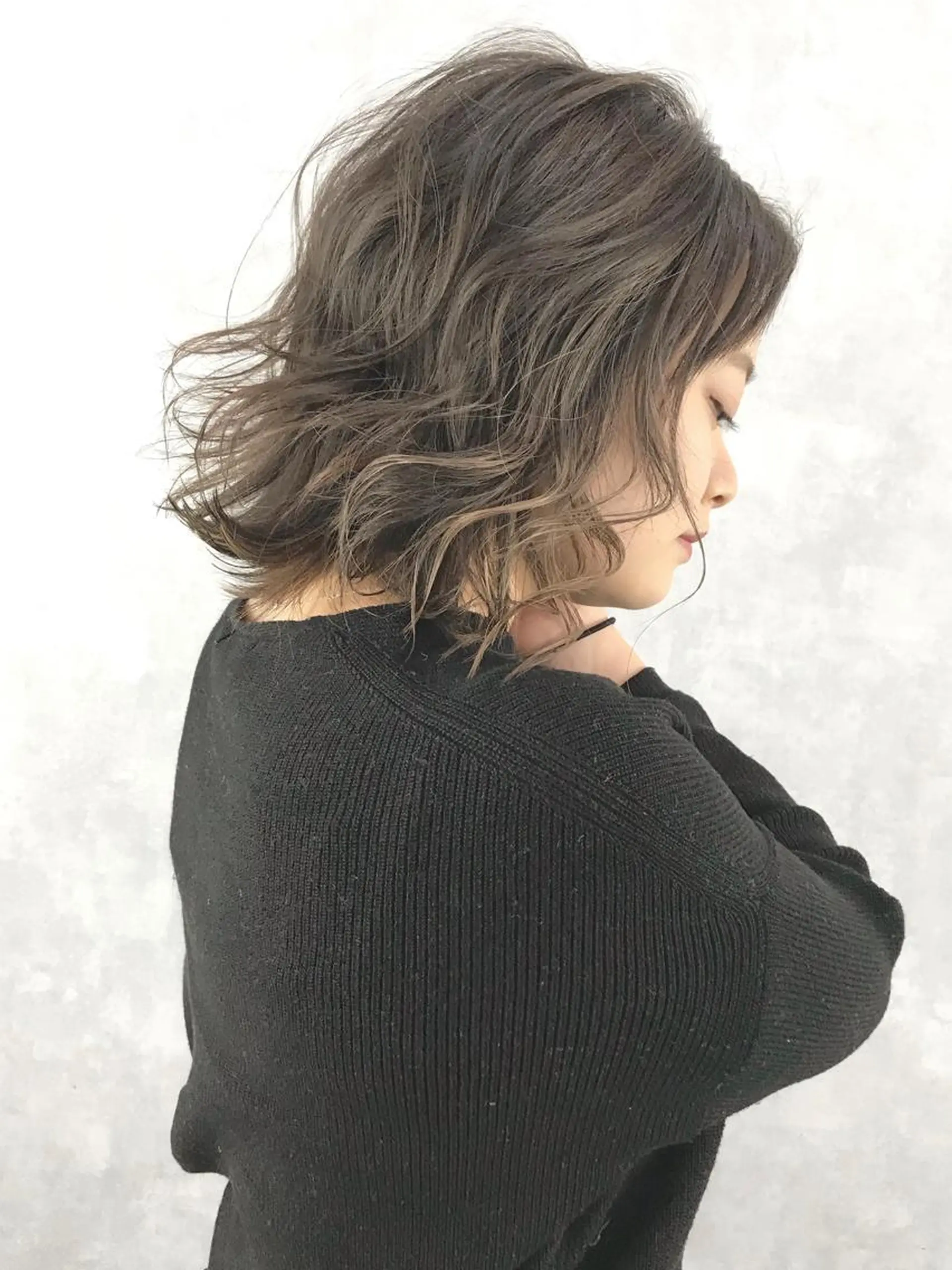 ミディアム カラー グレージュ ハイライトカラー ハイライト TOMOYAレイヤー ブリーチ縮毛矯正のヘアスタイル