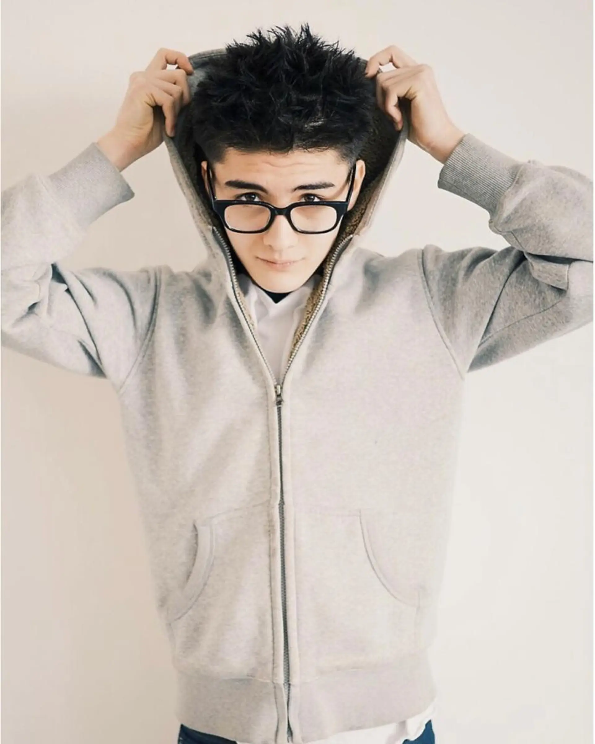 ミディアム カラー メンズ ミディアムパーマ メンズバレイヤージュ メンズブリーチ センターパート フェードカット yiye 青山所属・無料カットモデル募集 🌱ひょうがのヘアスタイル