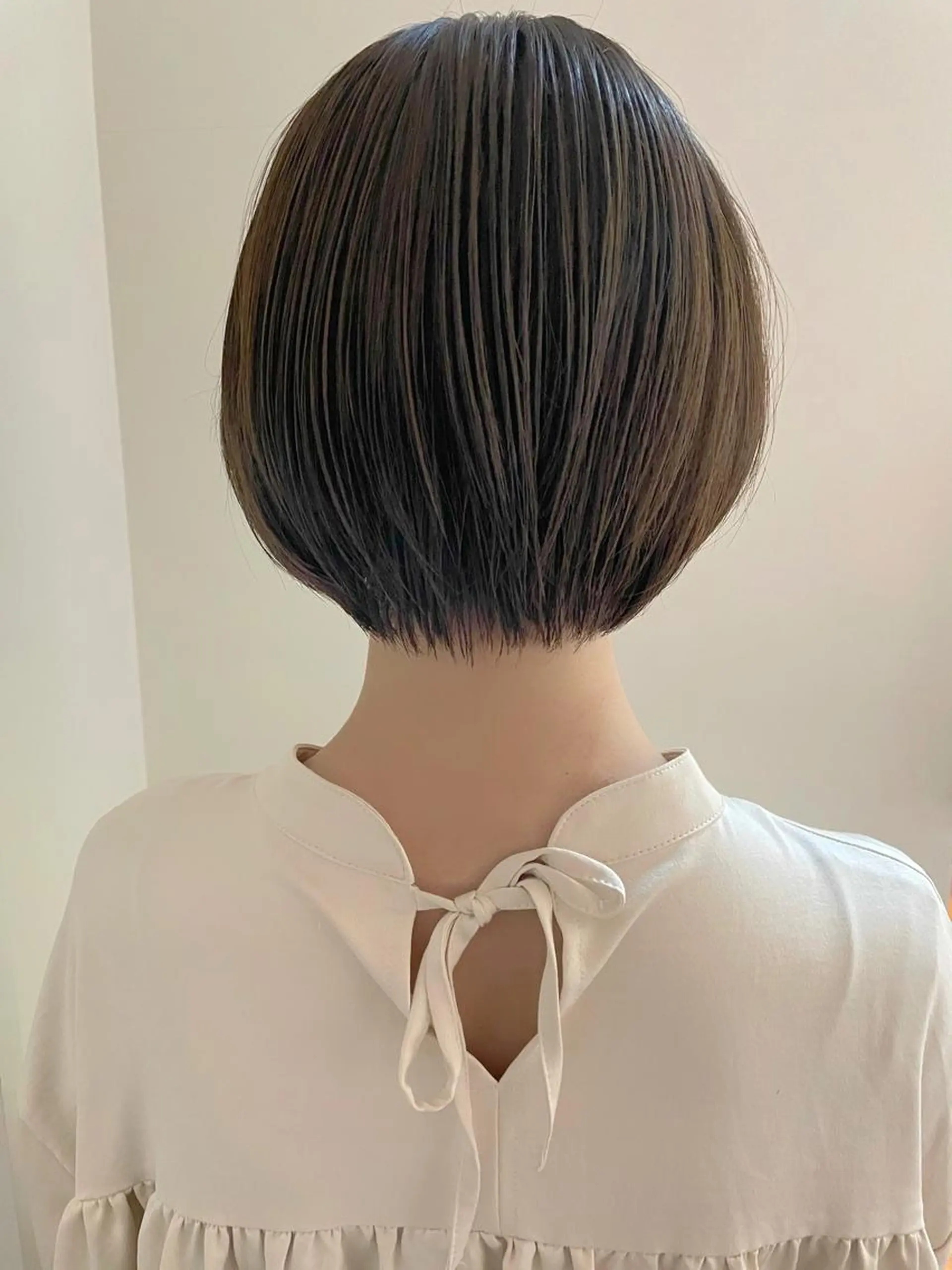 ショート カラー アッシュ ハイトーンカラー イルミナカラー インナーカラー ボブ カット ヘアカラー トリートメント 江上拓郎/ショート /酸性ストレートのヘアスタイル