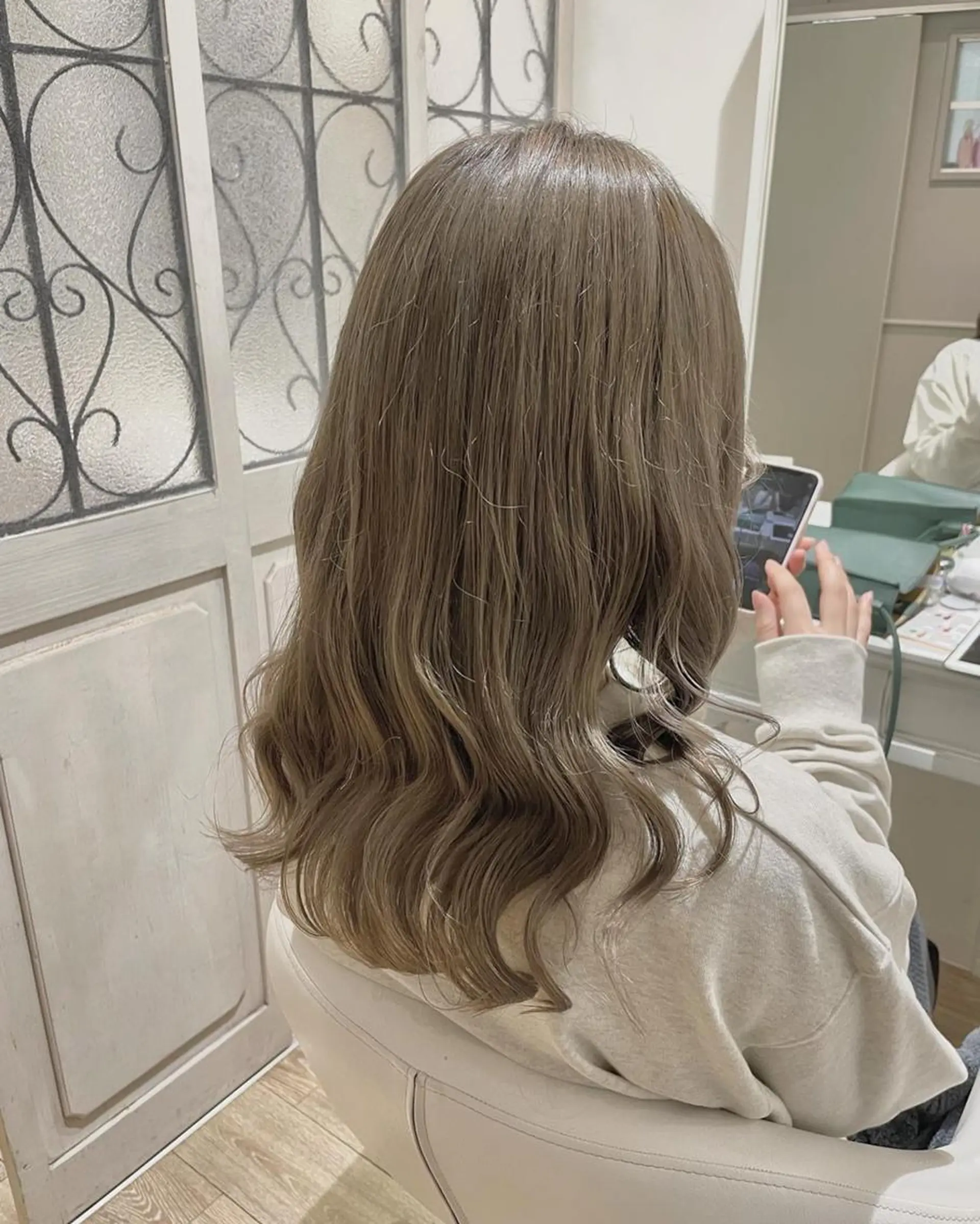 ミディアム カラー パーマ ヘアアレンジ メンズ キッズ ネイル マツエク・マツパ 子どものヘアアレンジ アッシュ グレージュ シルバー シルバーアッシュ 🫧垢抜けヘア🫧 SHIORIのヘアスタイル