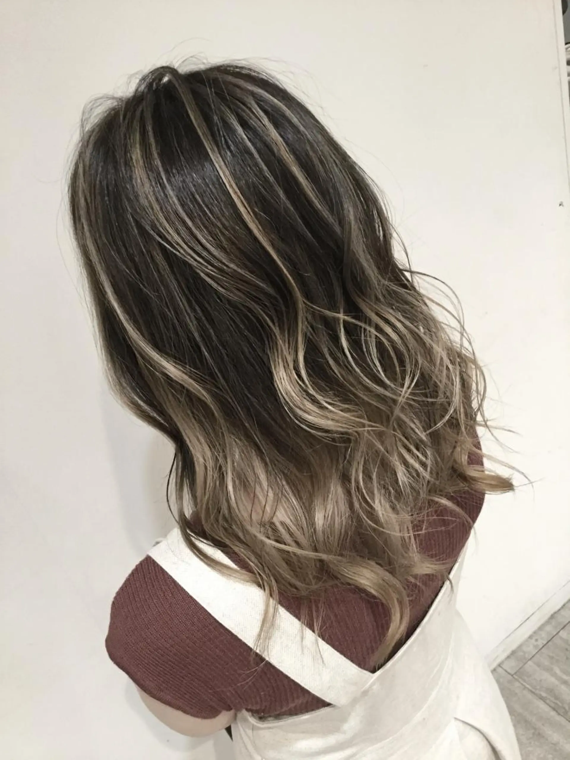 ミディアム カラー アッシュ アッシュグレー アッシュグレージュ バレイヤージュ ミストバング AMI Hair  supply所属・髪質改善カラー 韓国風レイヤーのヘアスタイル