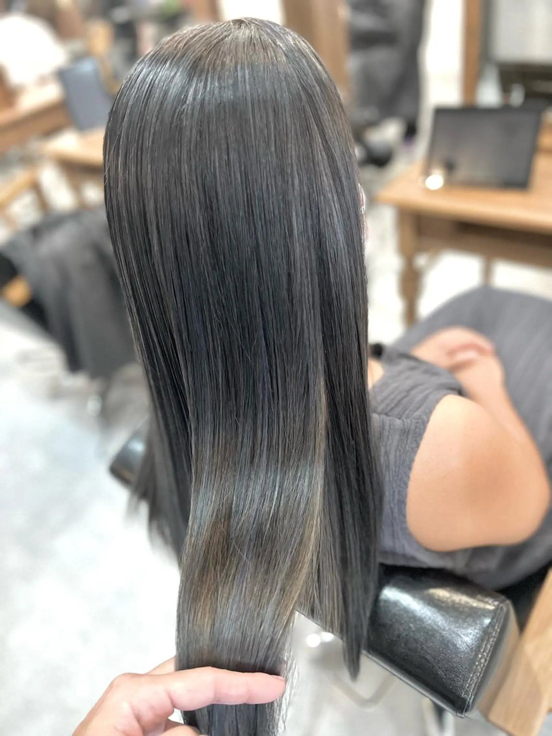 ロング カラー ブリーチ ケアブリーチ ダークグレー ハイライトカラー ハイライト ヘアカラー トリートメント Style Tのヘアスタイル