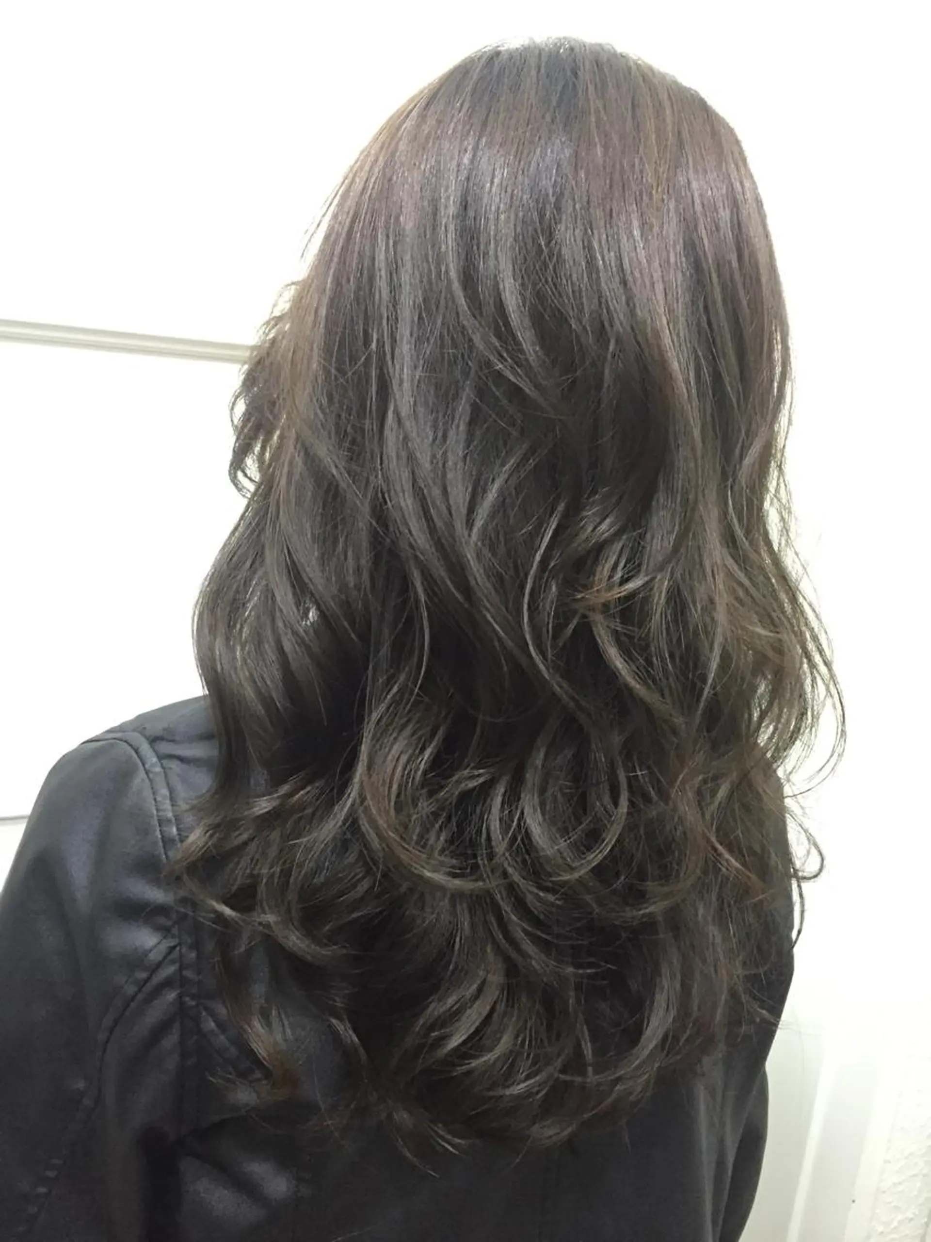 セミロング ロング カラー パーマ ブリーチ ブルーカラー ブリーチなしカラー Heart's所属・若杉 諒のヘアスタイル