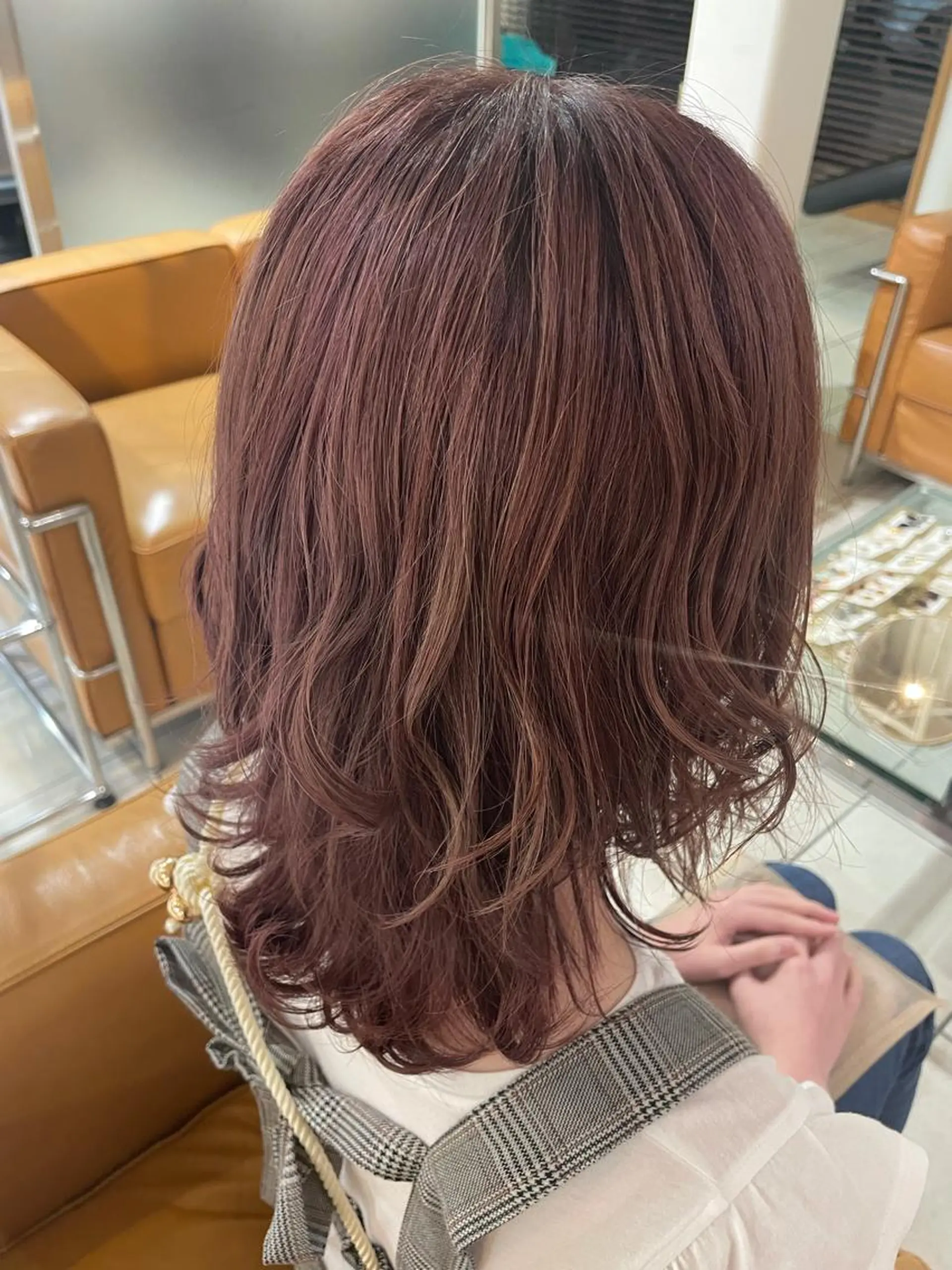 セミロング カラー カシス ピンクカラー 小柳 歩美のヘアスタイル