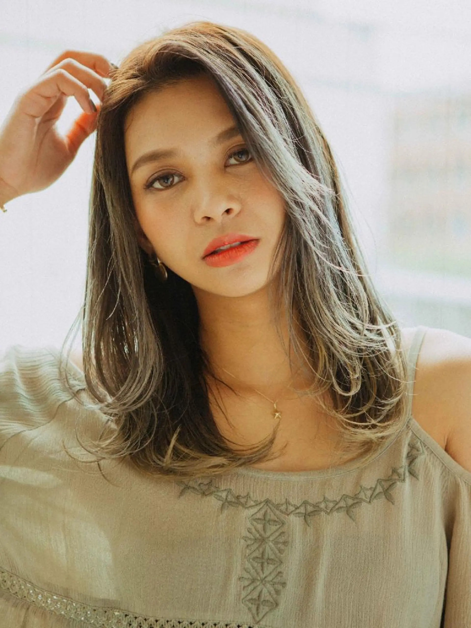 セミロング カラー バレイヤージュ ベージュカラー ダークグレー ダークグレージュ グラデーションカラー ヘアカラー DAISUKE 　のヘアスタイル