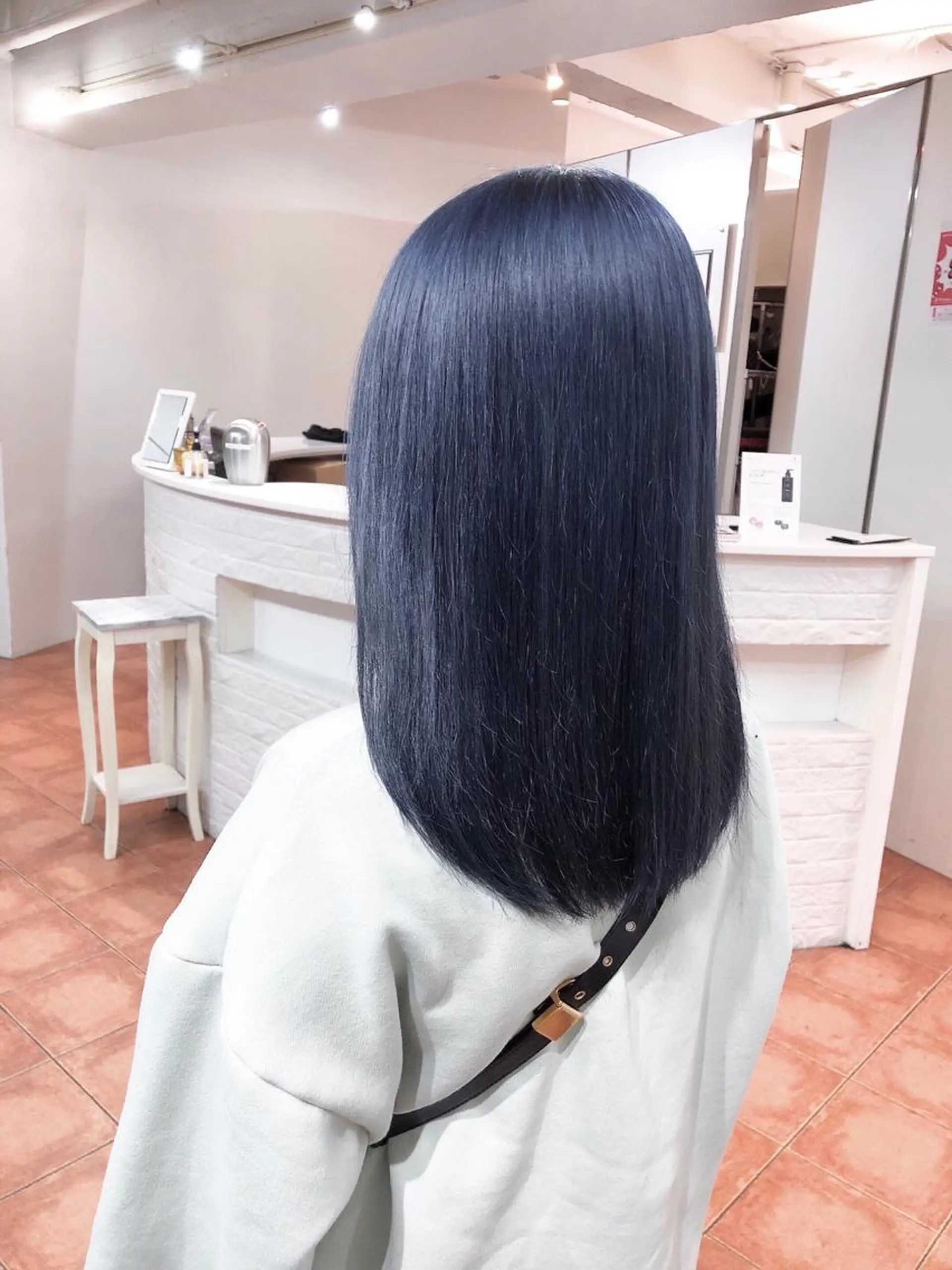 セミロング カラー ブリーチ ブルーカラー シルバー 韓国ヘア/レイヤー カット SAKURAのヘアスタイル