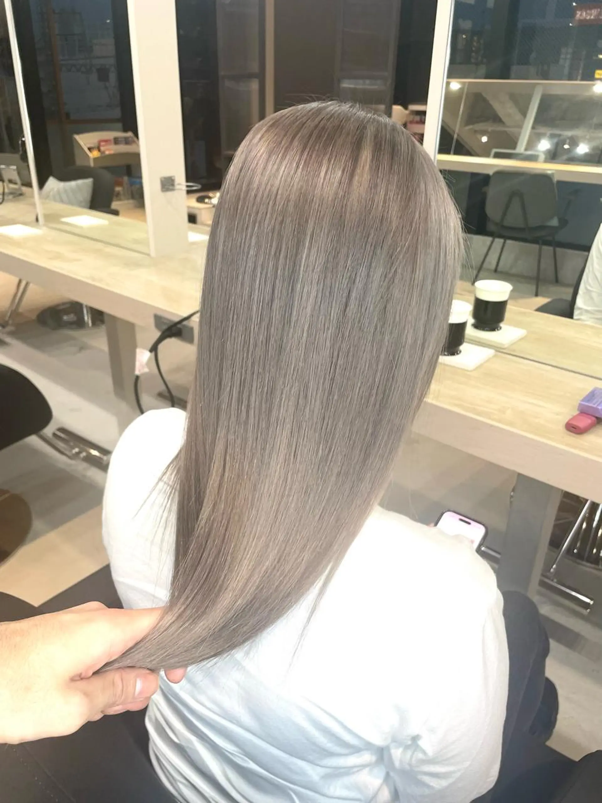 ロング カラー ブリーチ グレージュ Lia所属・皆木 智晴のヘアスタイル