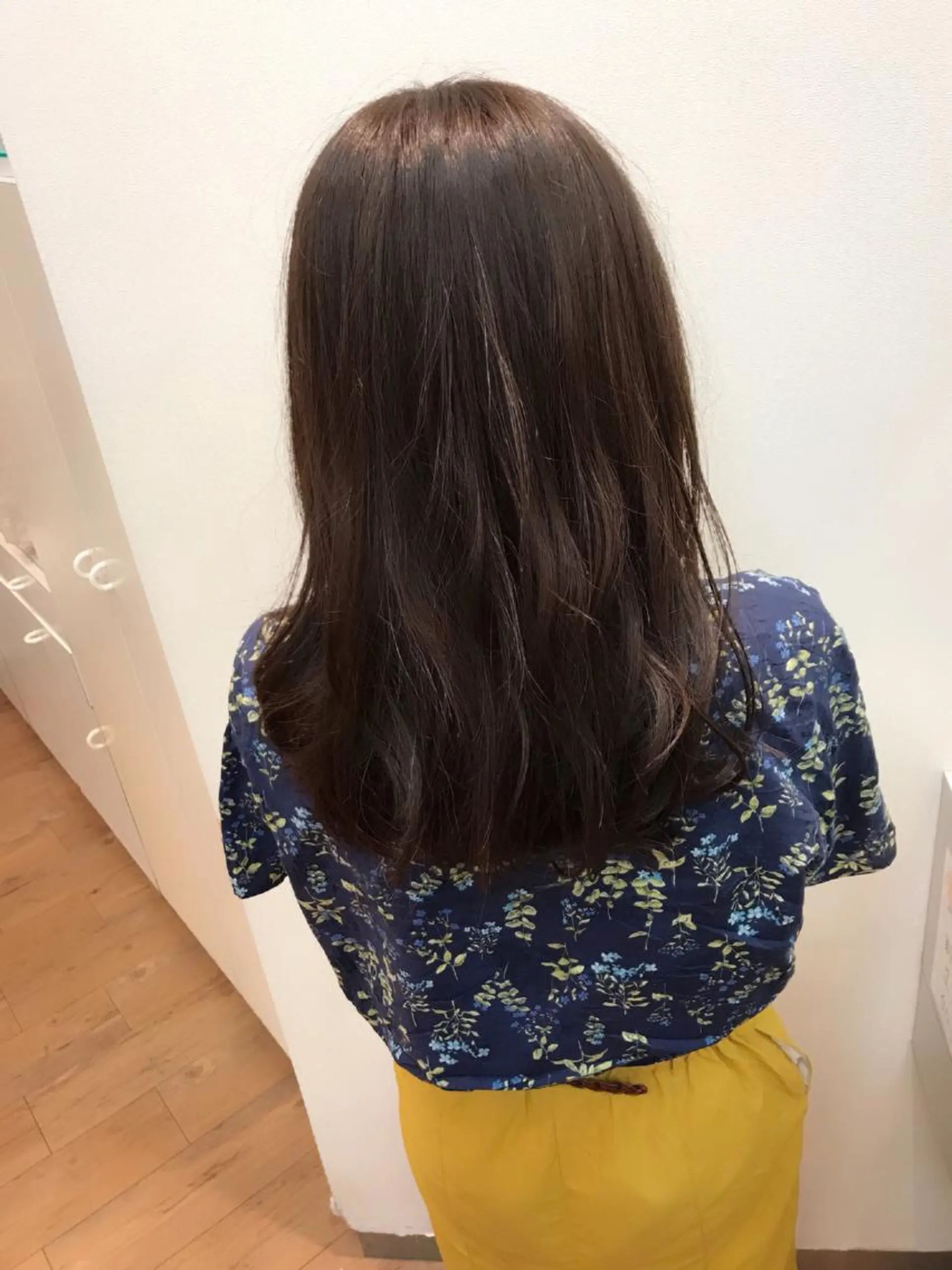 ミディアム カラー グレージュ ラベンダーカラー ラベンダーグレージュ ラベンダーグレー カット ヘアカラー トリートメント 髪質改善ｶﾗｰ ｹｱﾌﾞﾘｰﾁ/ﾀﾑのヘアスタイル