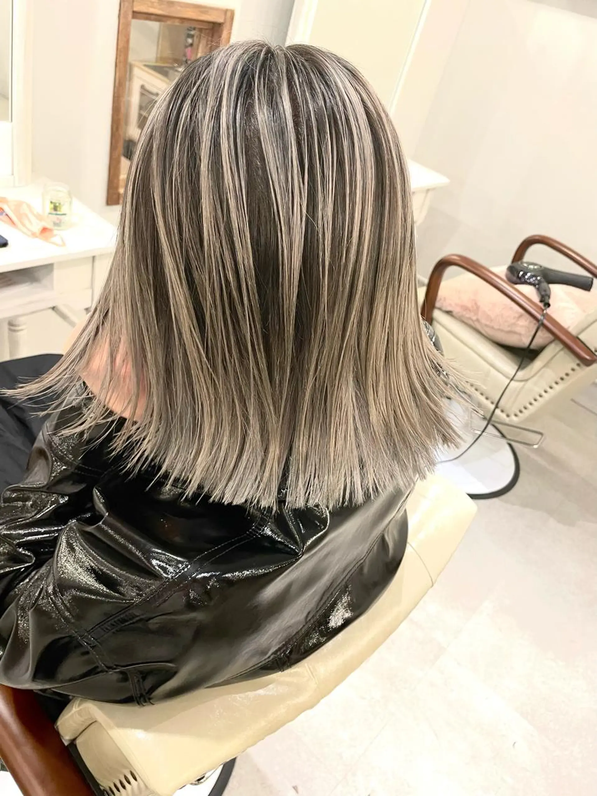 セミロング ヘアカラー to youハイライトのヘアスタイル