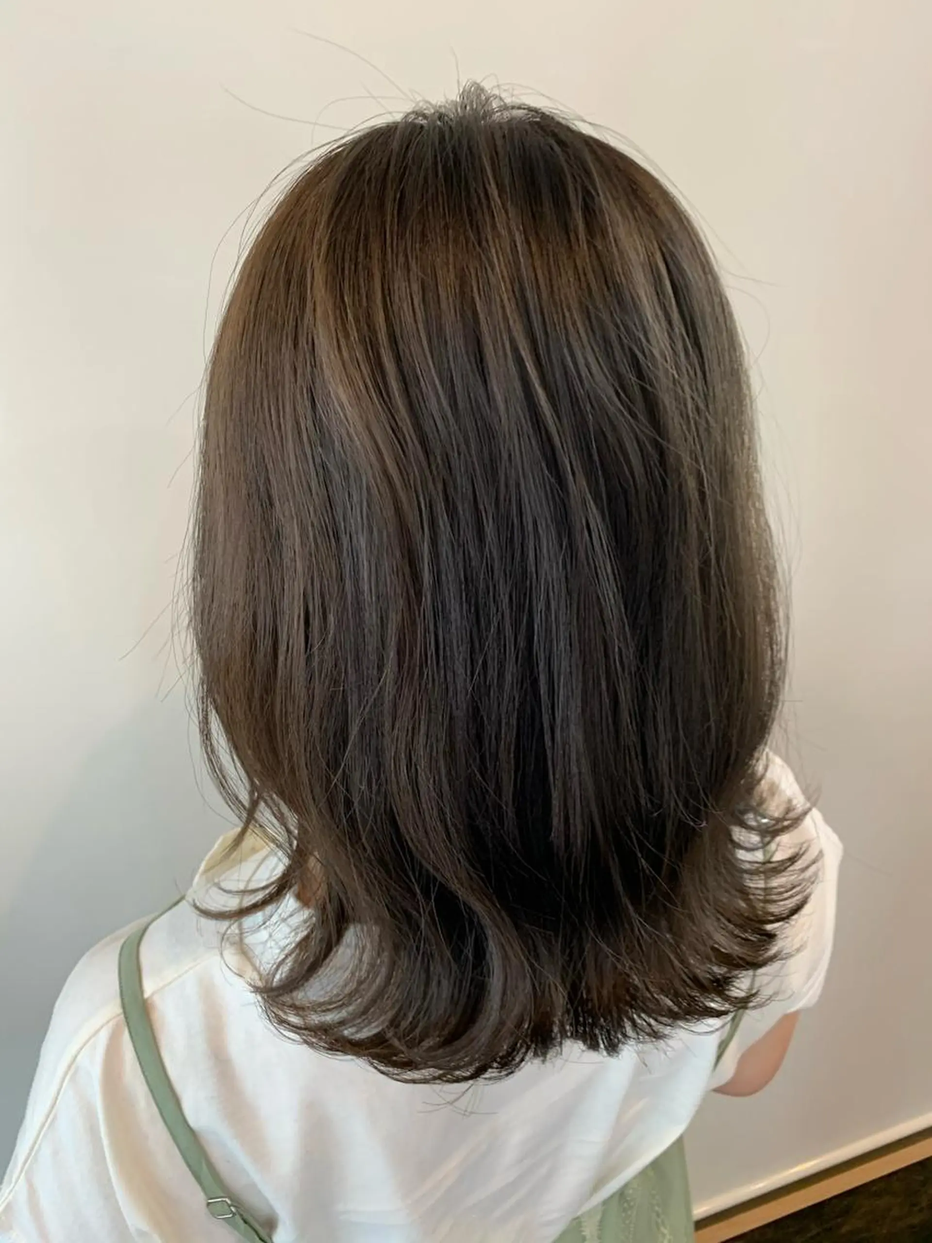 ミディアム カラー ブリーチ グレージュ ブリーチなしカラー オリーブグレージュ オリーブグレー カット ヘアカラー FLAGS YAMATOのヘアスタイル