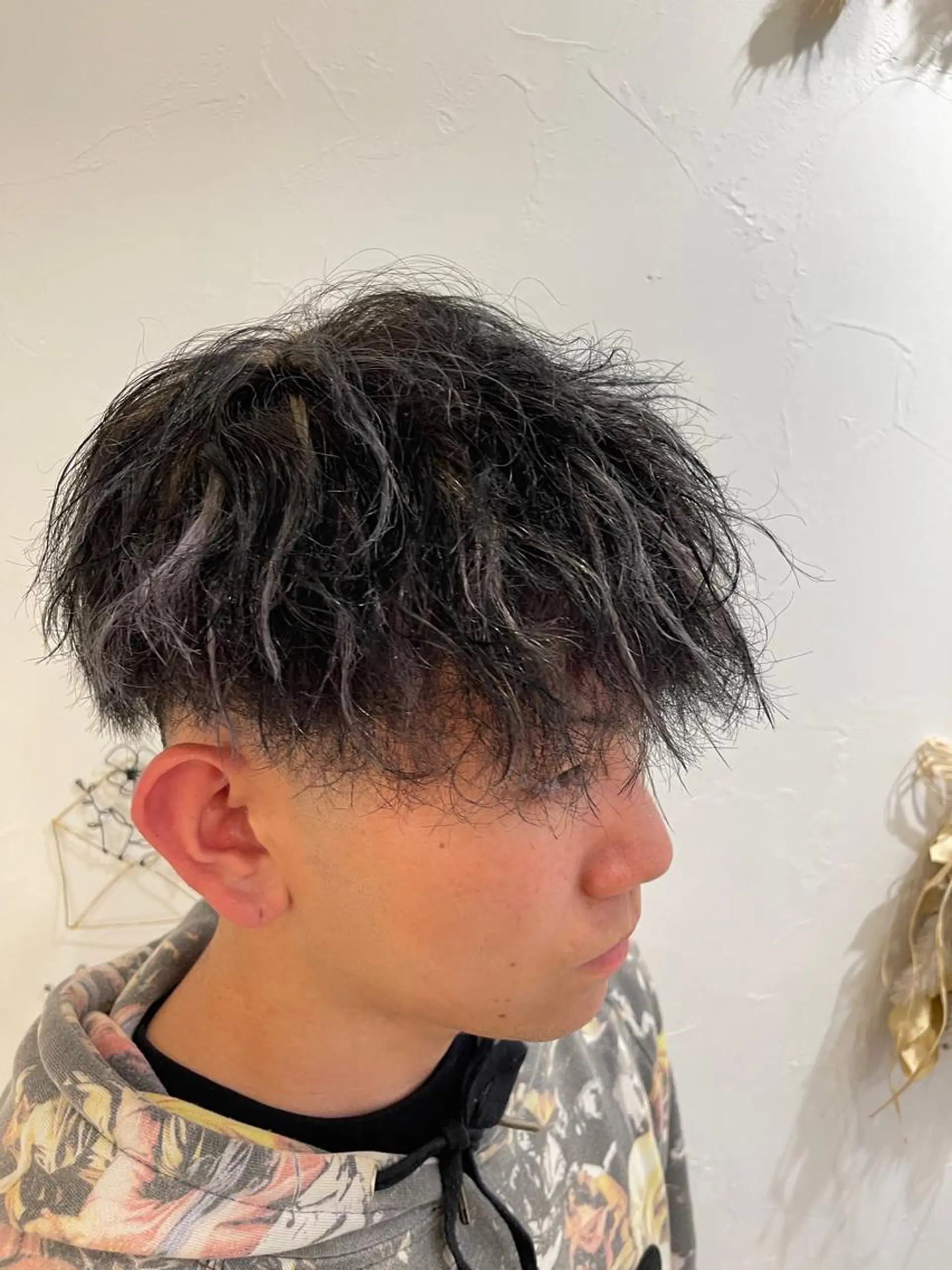 カラー パーマ メンズ メンズハイライト メンズパーマ ツイストスパイラルパーマ ハイライトカラー スパイラルパーマ CARE SHINSAIBASHI所属・縮毛・酸性ストレート 特化のヘアスタイル