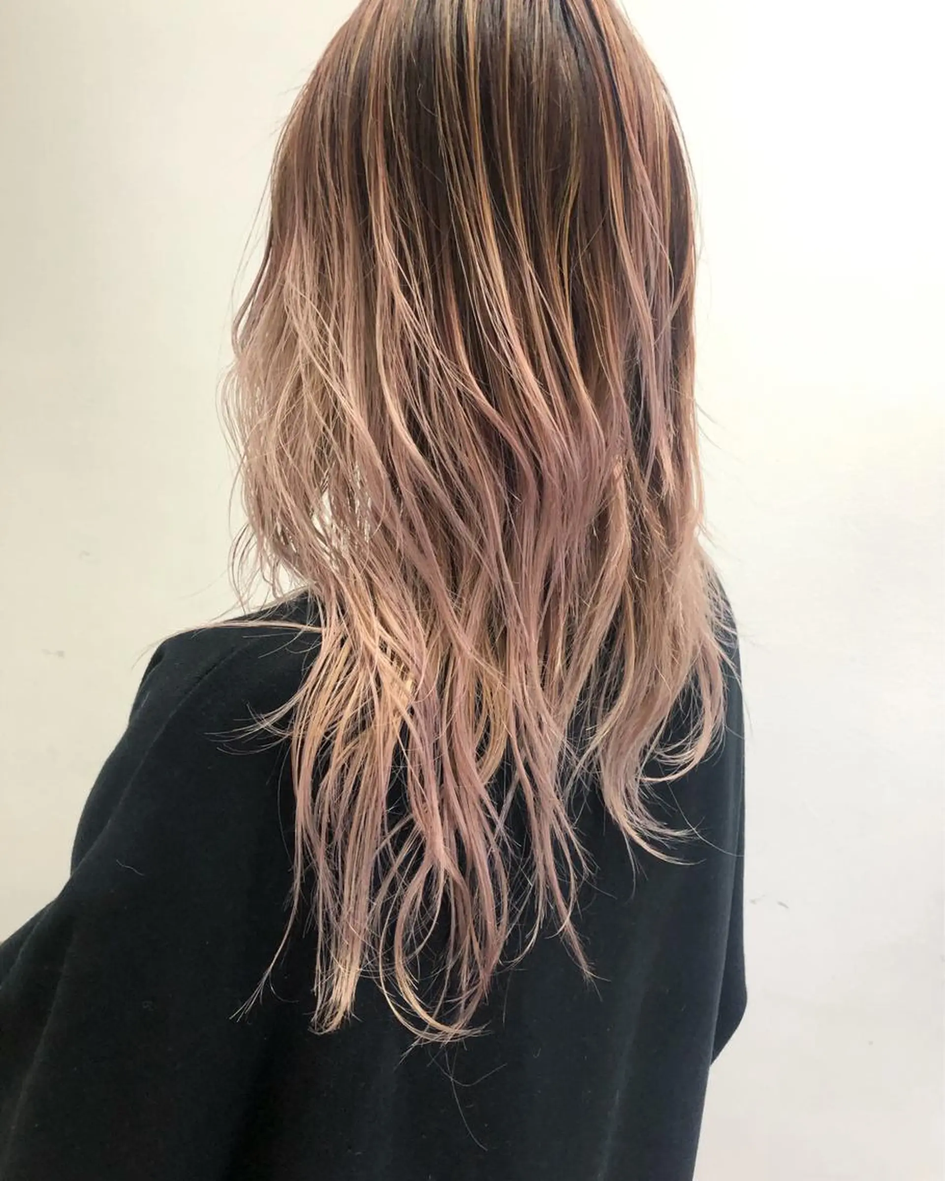 セミロング カラー グラデーションカラー ハイライトカラー ピンクカラー ハイライト ヘアカラー トリートメント Tao所属・藤川 大智のヘアスタイル